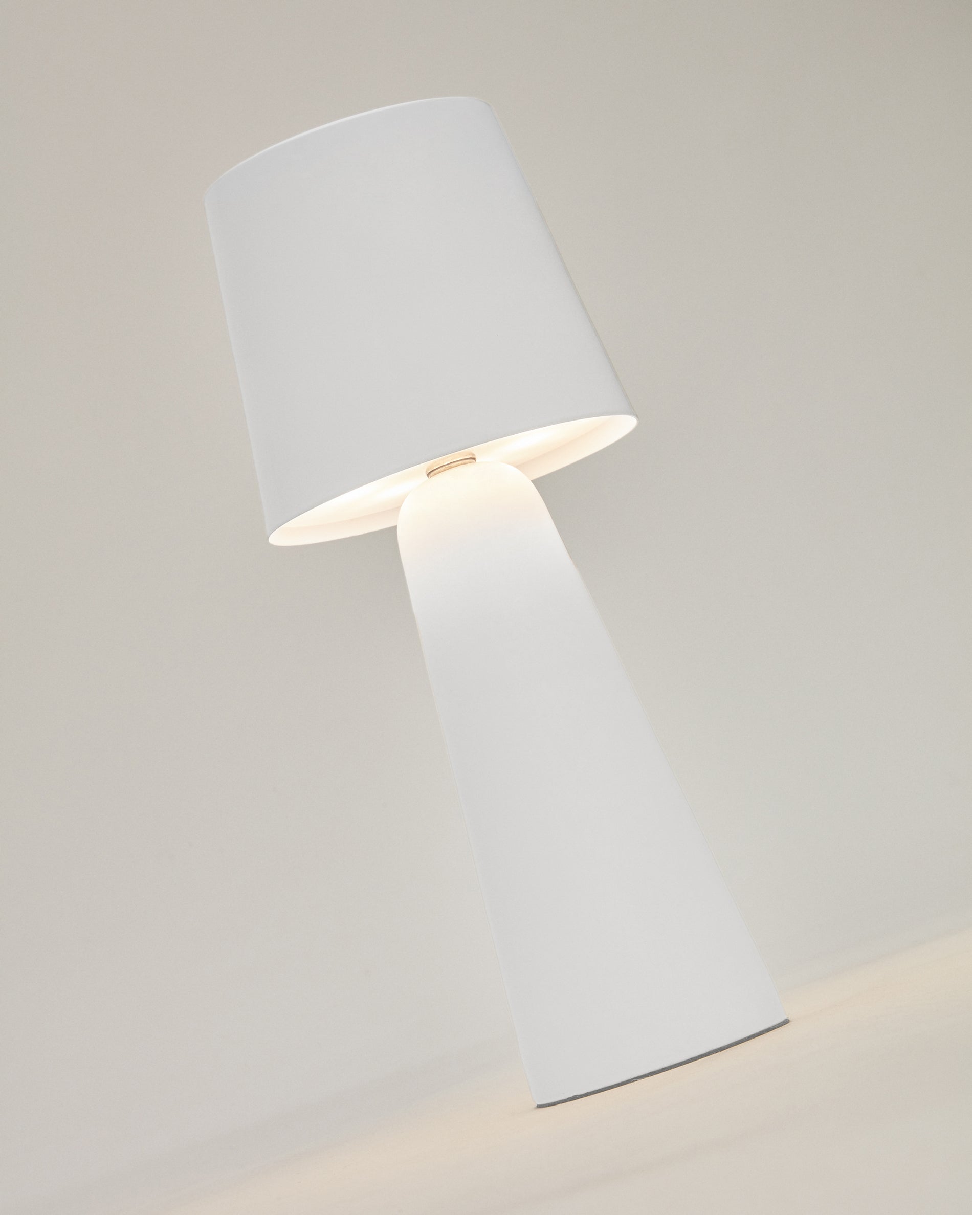 Arenys small outdoor metal table lamp in a white painted finish - Detail