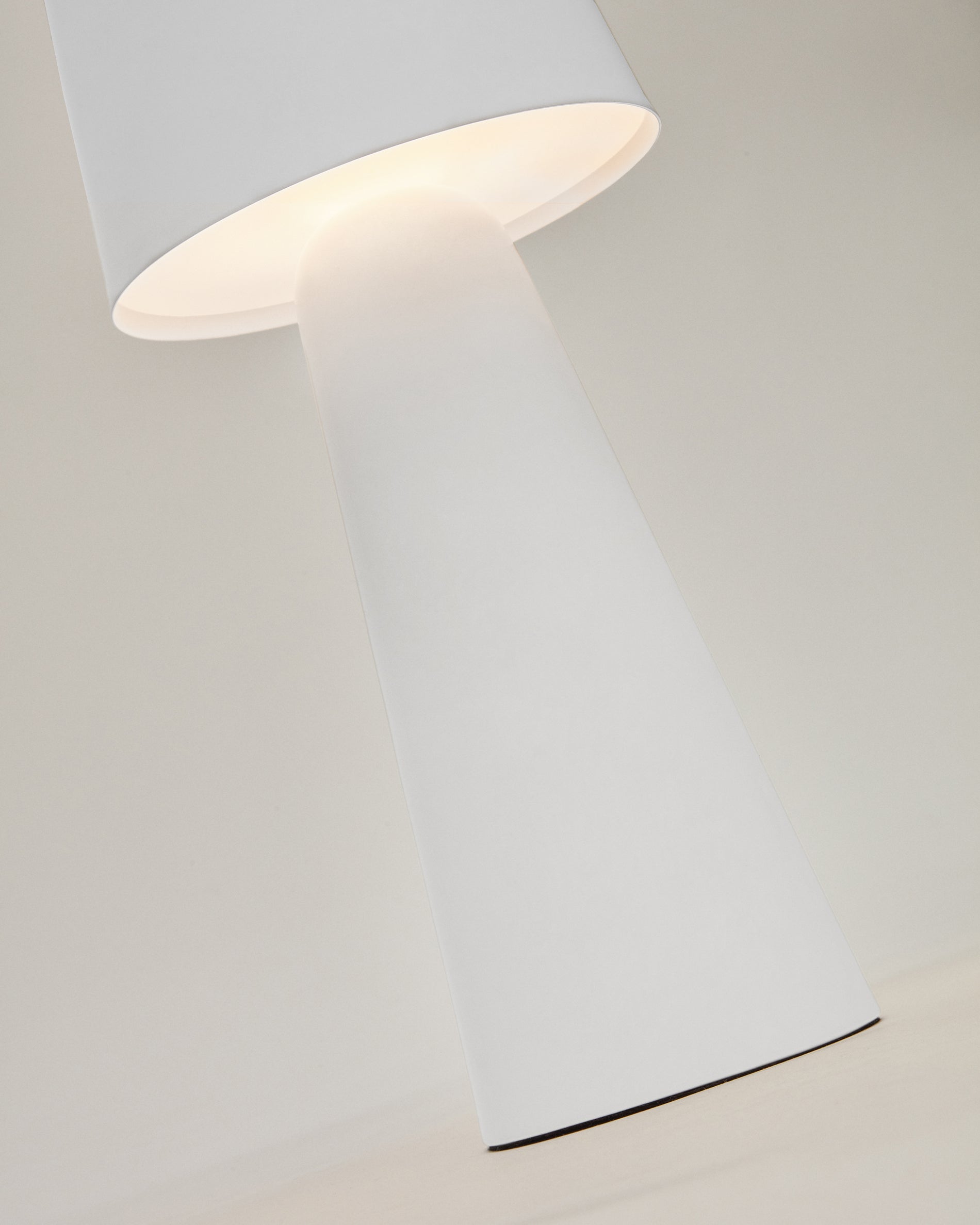 Arenys large outdoor metal table lamp in a white painted finish - Detail