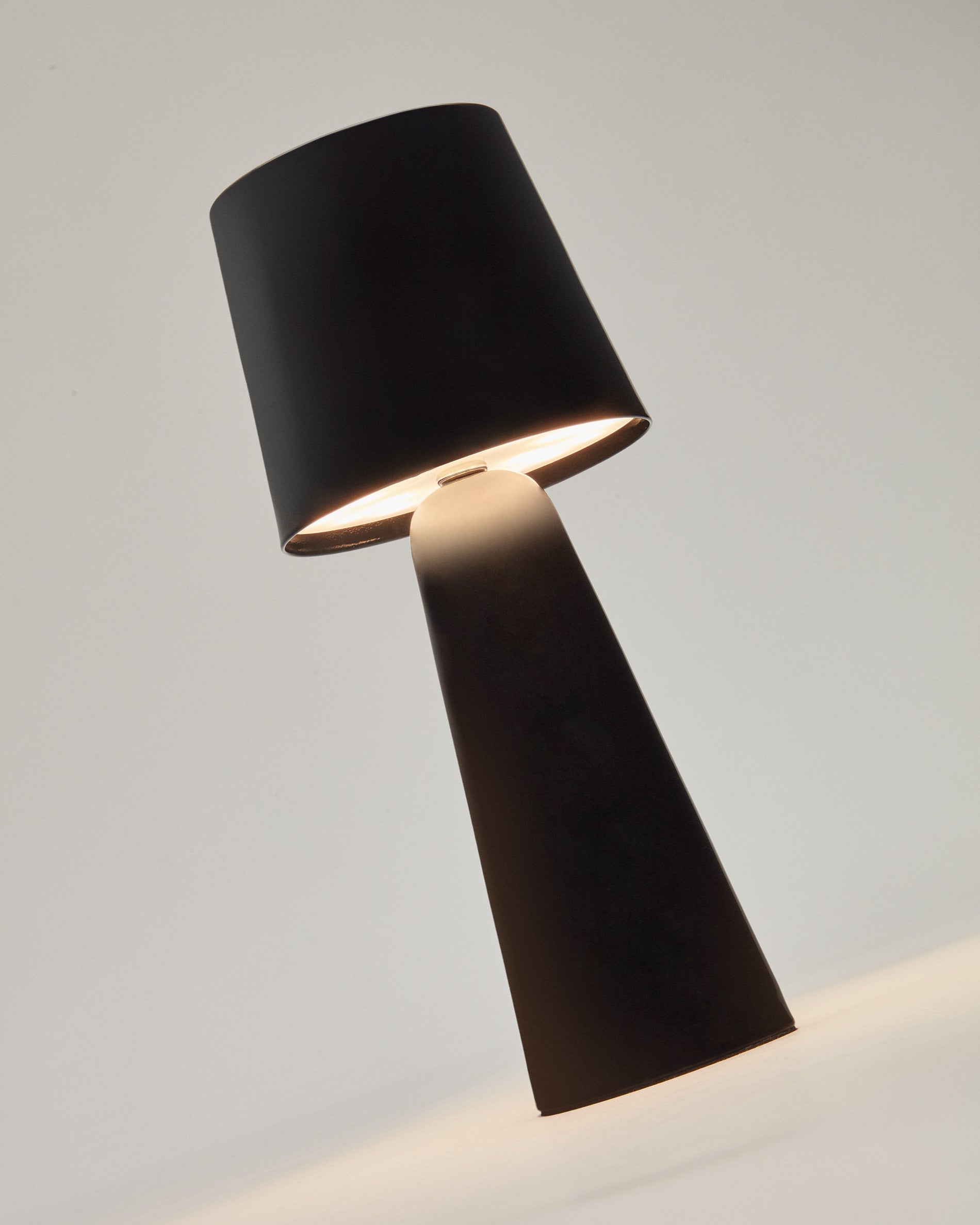 Arenys small outdoor metal table lamp in a black painted finish - Detail