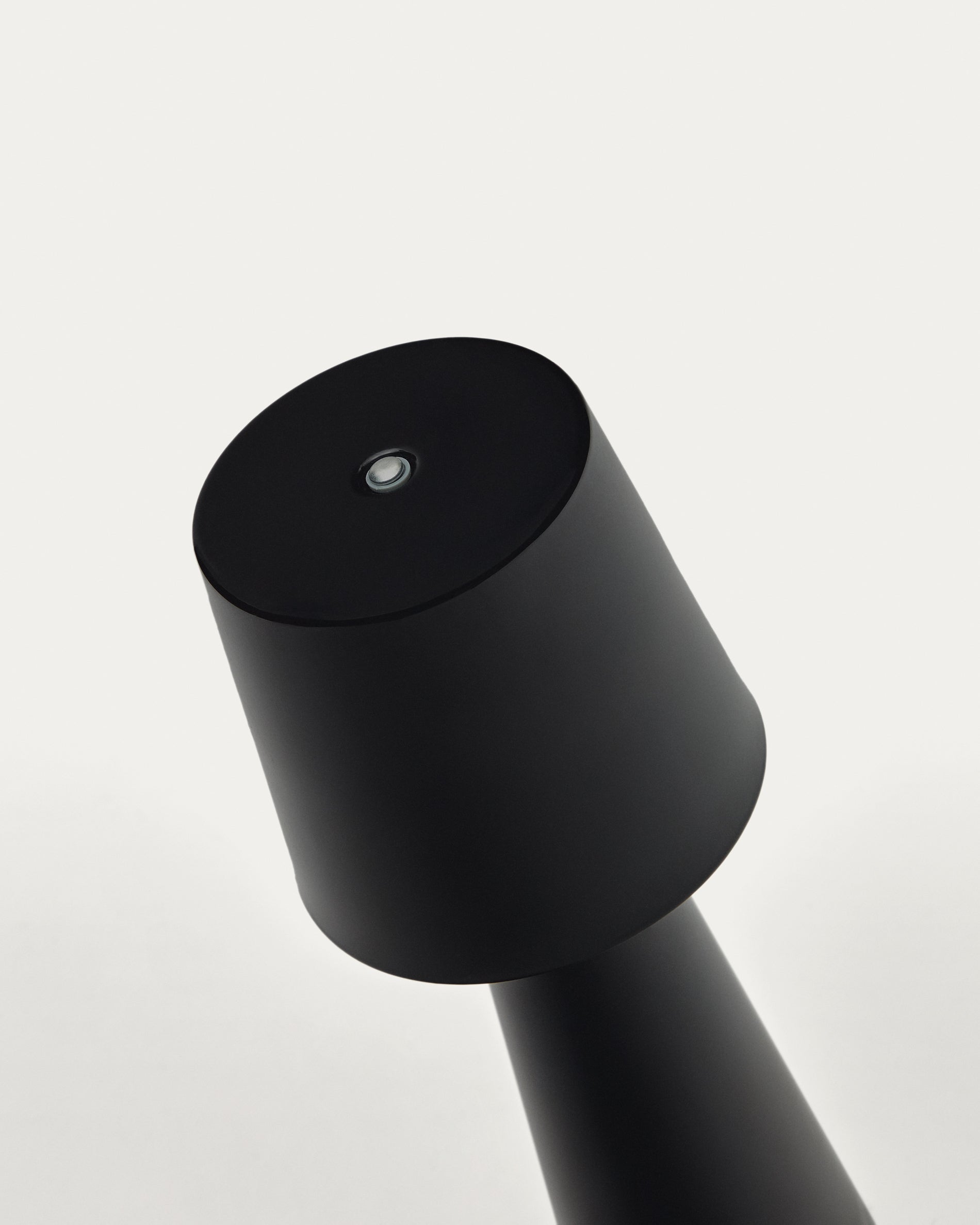 Arenys small outdoor metal table lamp in a black painted finish - Detail