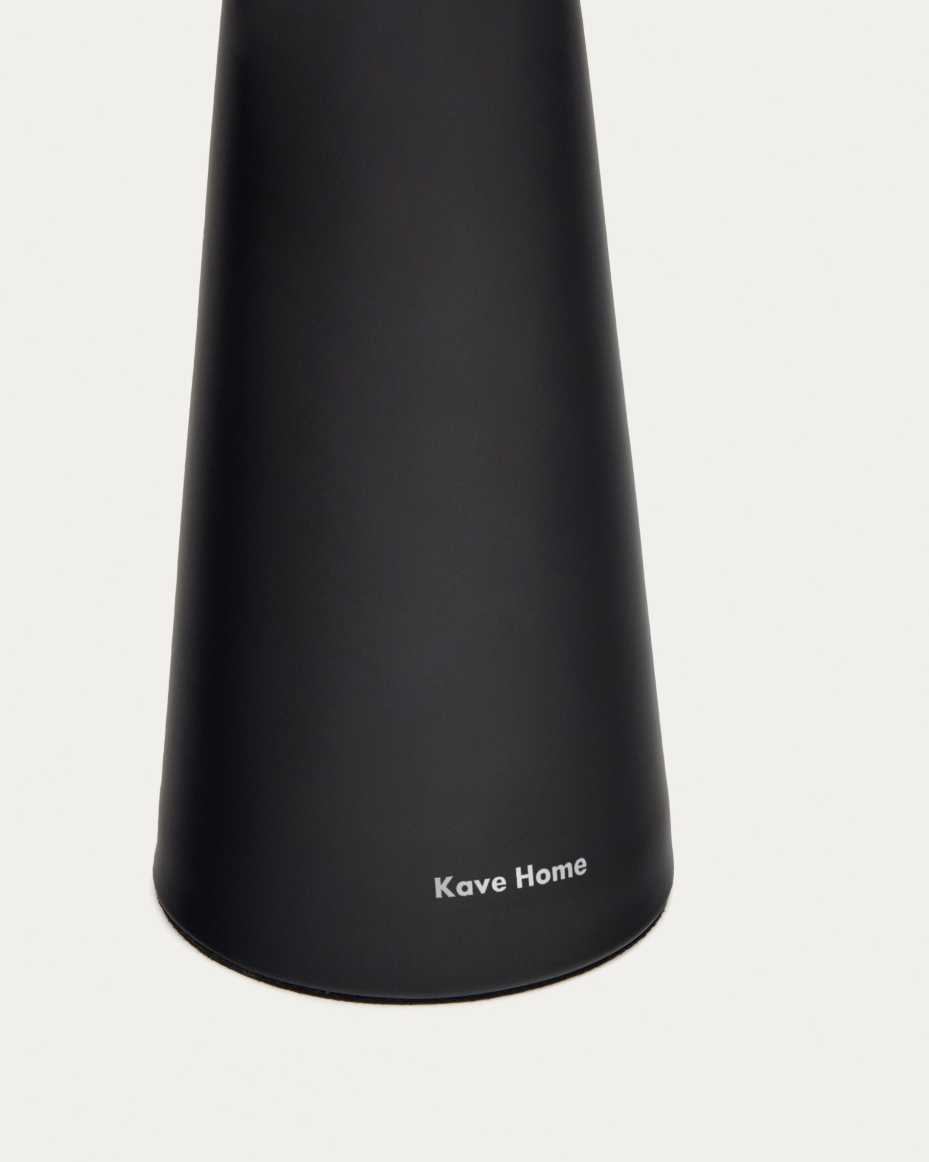Arenys small outdoor metal table lamp in a black painted finish - Detail
