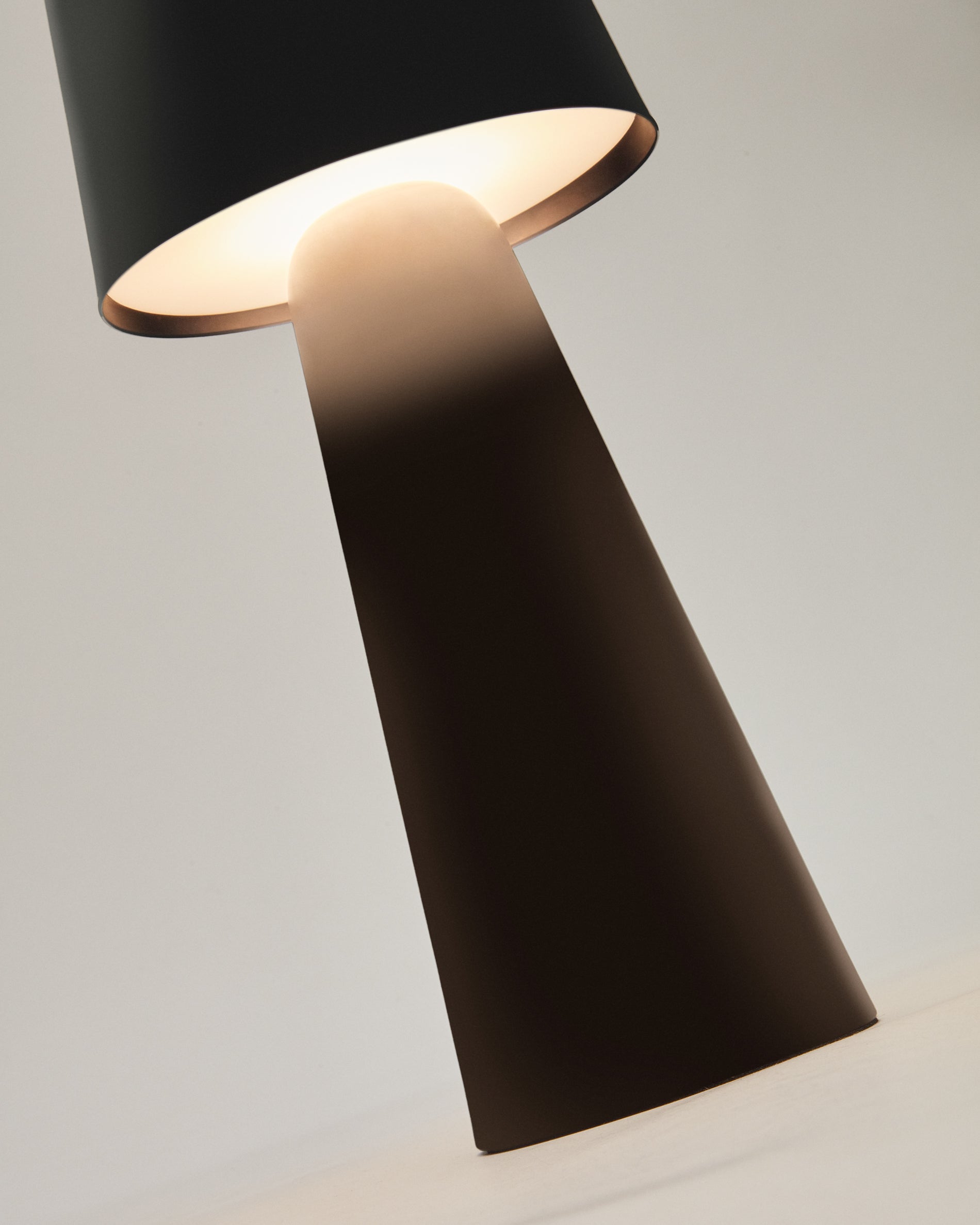 Arenys large outdoor metal table lamp in a black painted finish - Detail