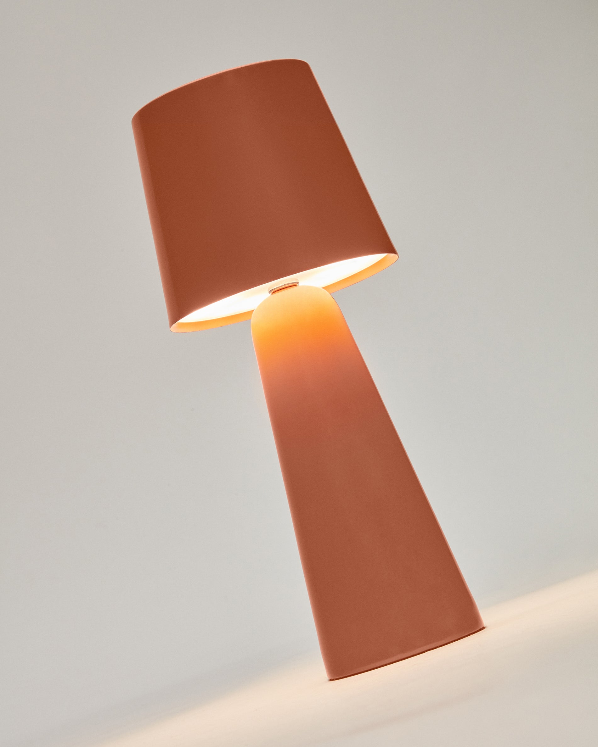 Arenys small outdoor metal table lamp in a terracotta painted finish - Detail