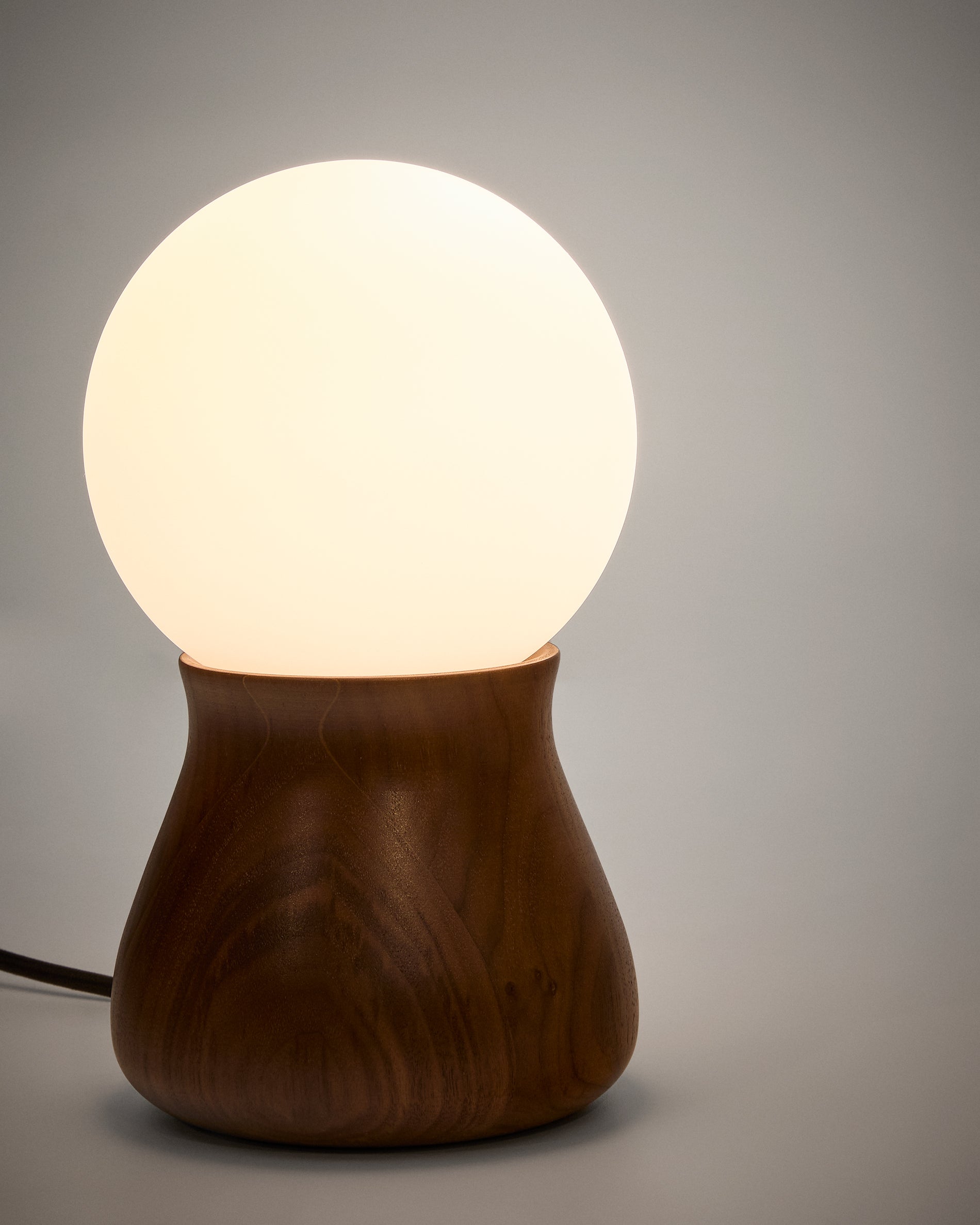Okeni table lamp made of walnut veneer and glass - Detail