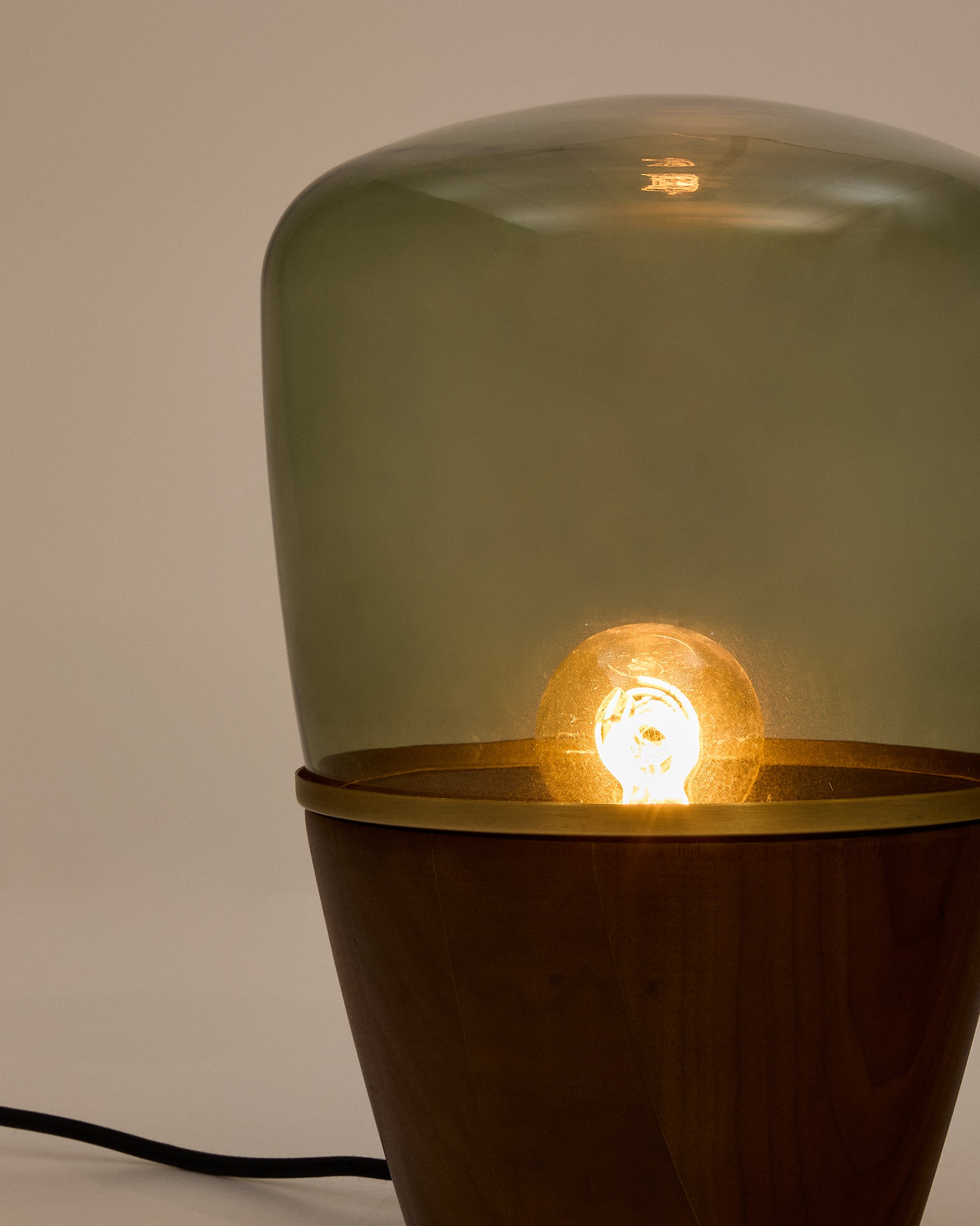 Silex table lamp made of walnut veneer and green glass - Detail