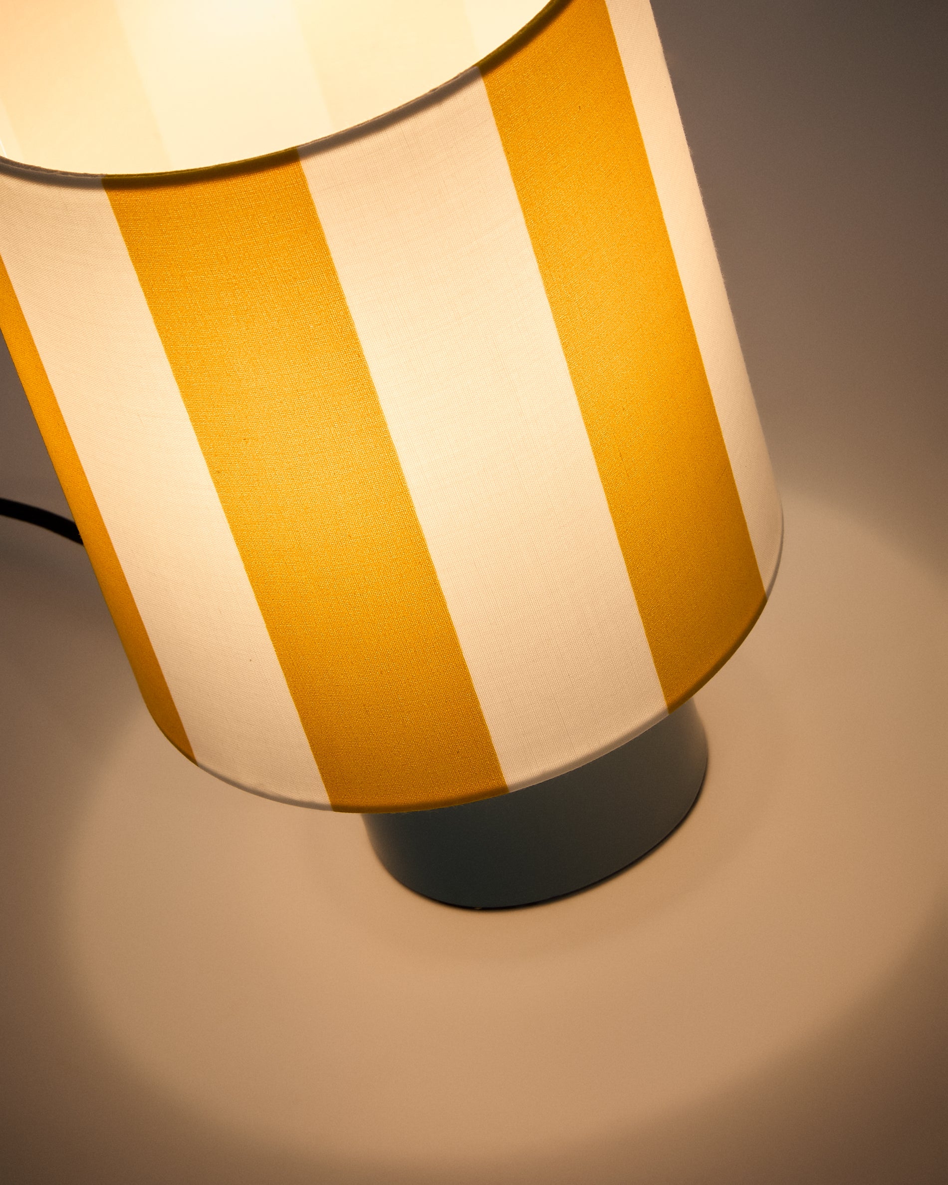 Ciral metal table lamp in a blue painted finish. - Detail