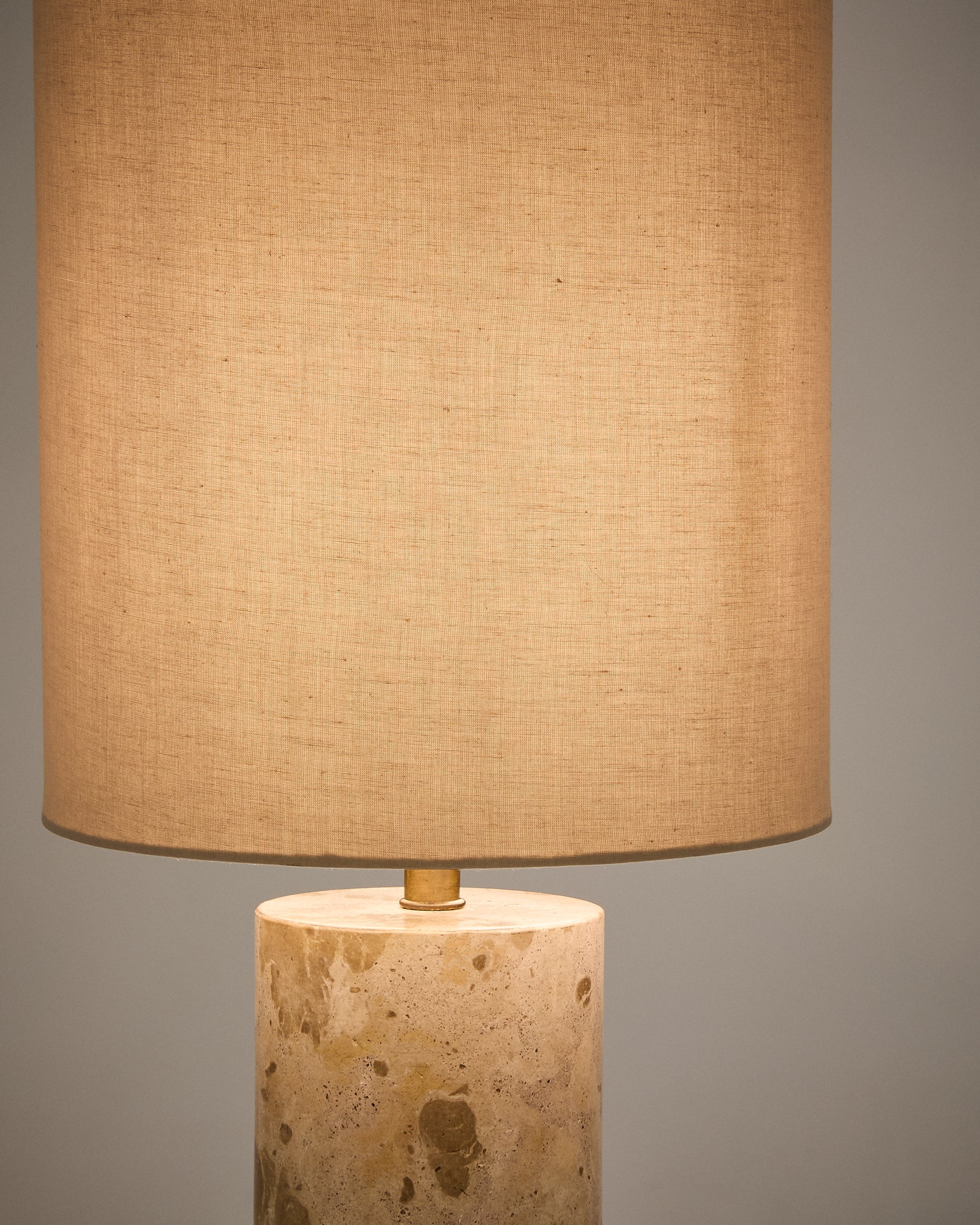Raze table lamp in beige marble with a beige linen shade - Detail