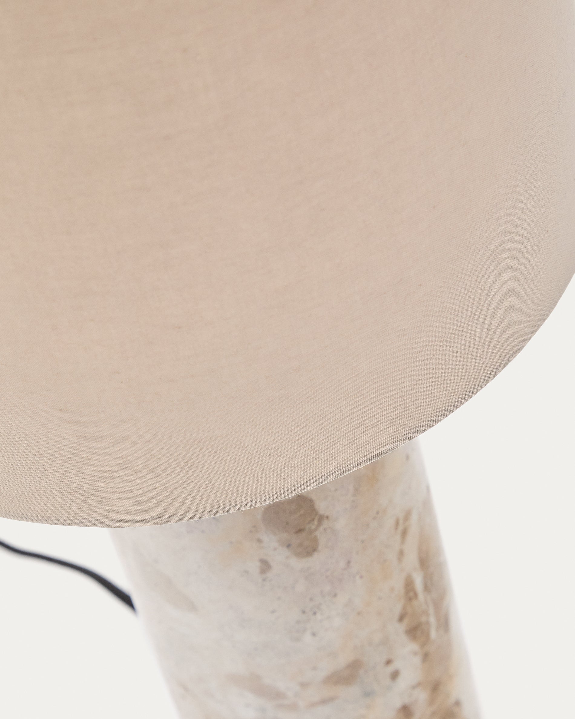 Raze table lamp in beige marble with a beige linen shade - Detail
