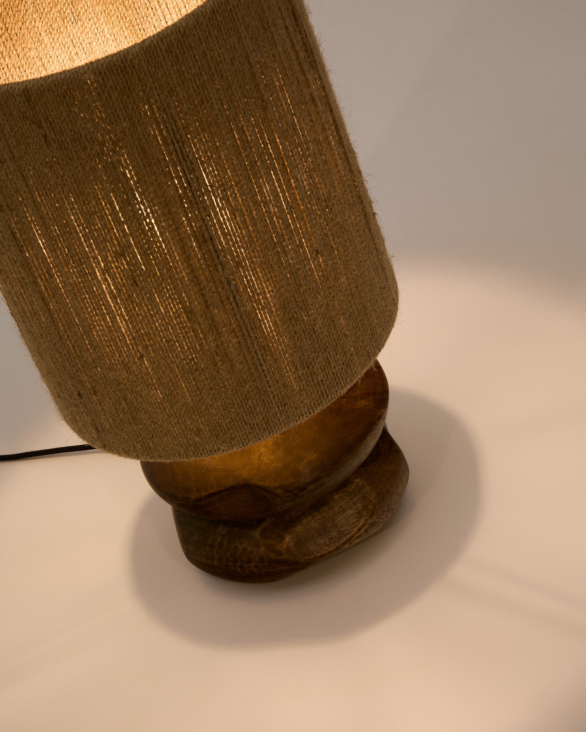 Kor table lamp made of jute and acacia wood in a dark finish - Detail