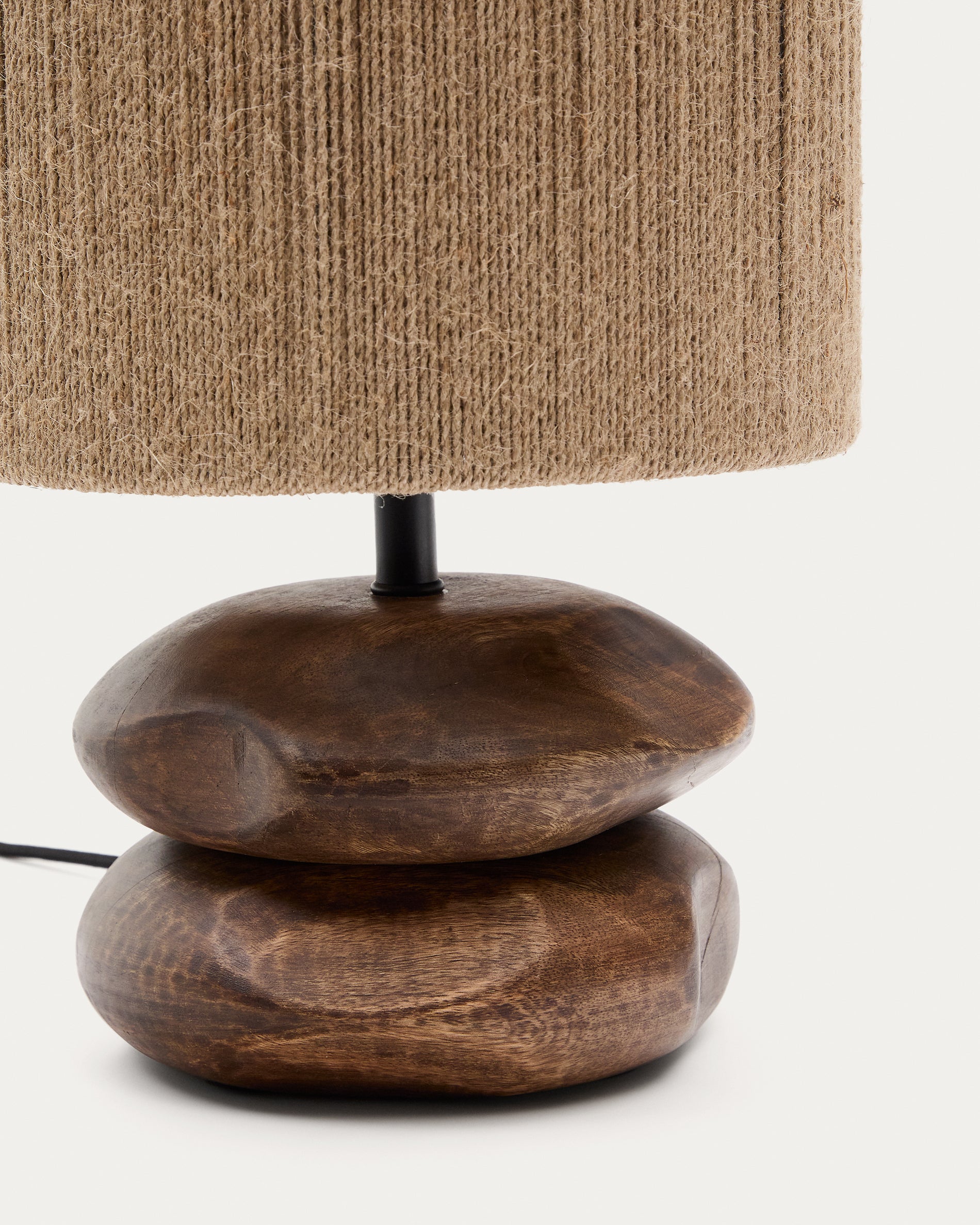 Kor table lamp made of jute and acacia wood in a dark finish - Detail