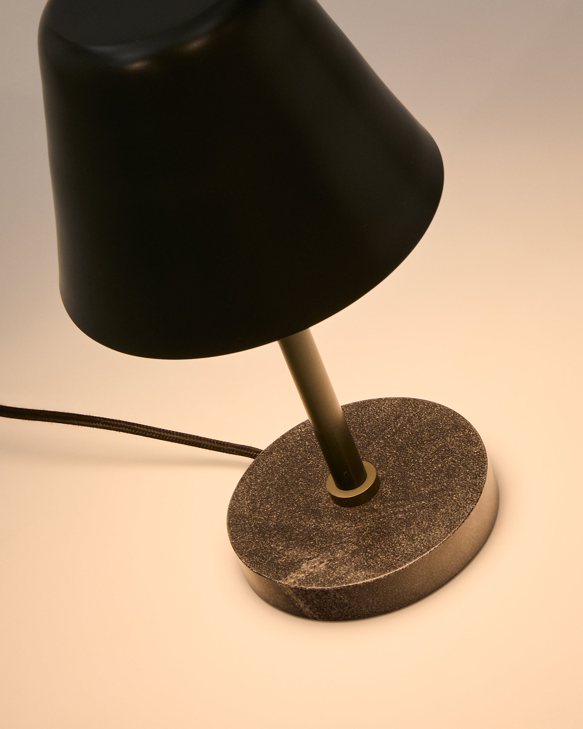 Calina table lamp in green metal and black marble - Detail