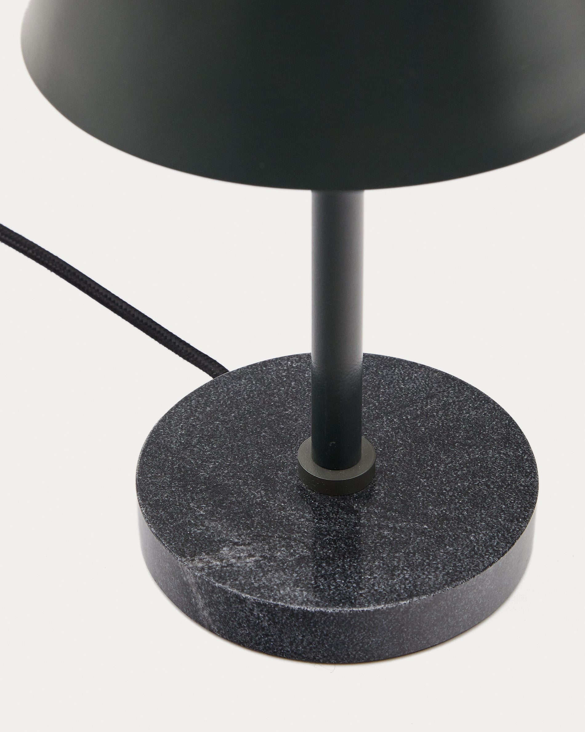 Calina table lamp in green metal and black marble - Detail