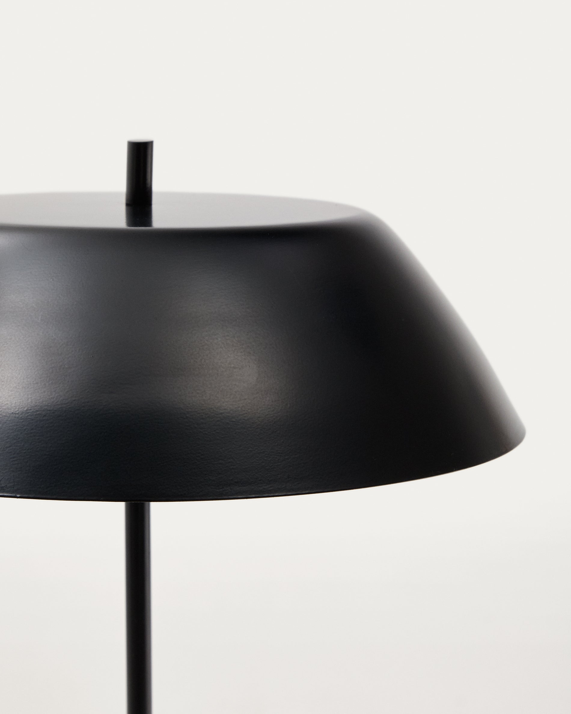 Sayra table lamp made of black marble and metal in a black painted finish - Detail