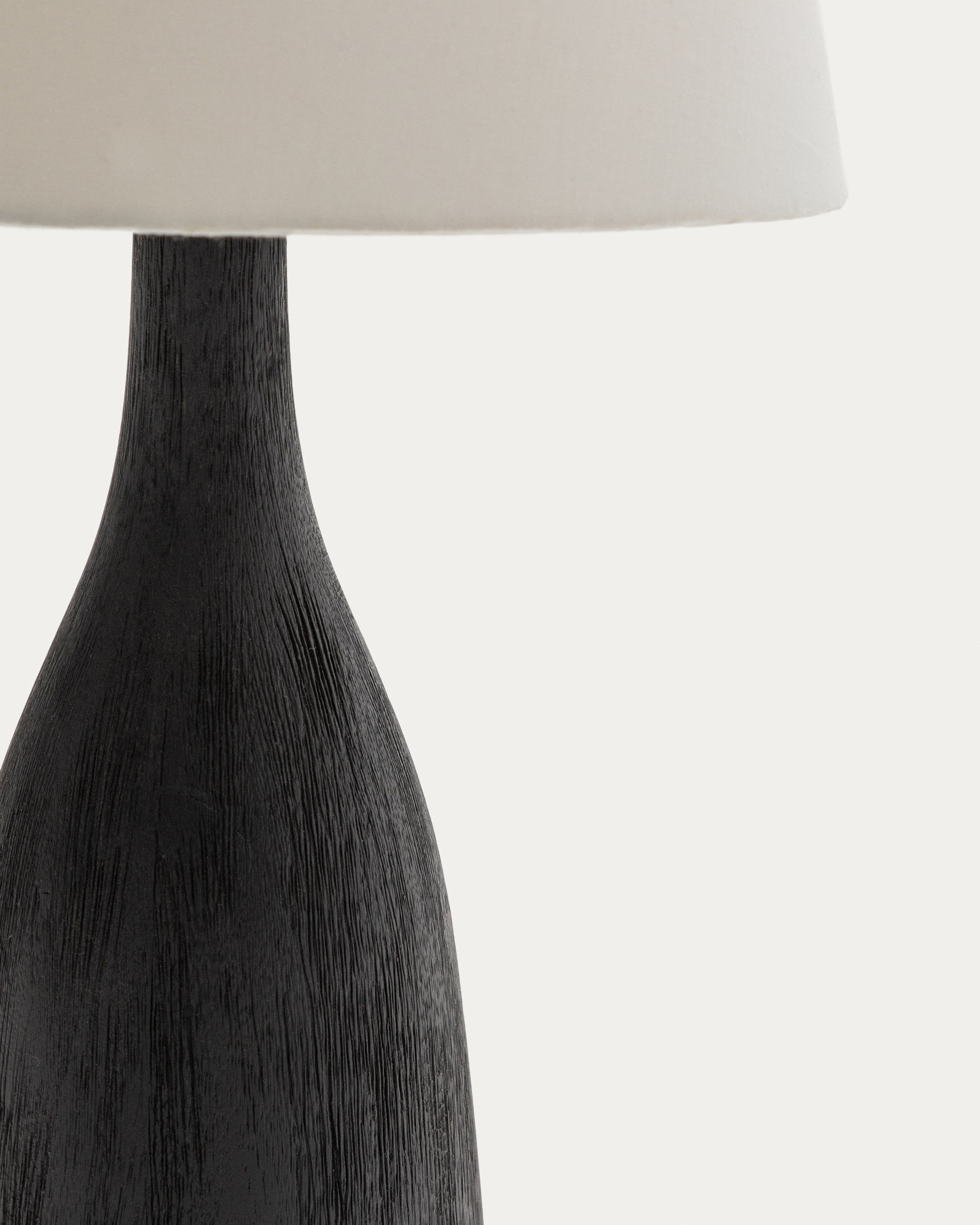 Luvia table lamp with a wooden base in a black painted finish - Detail