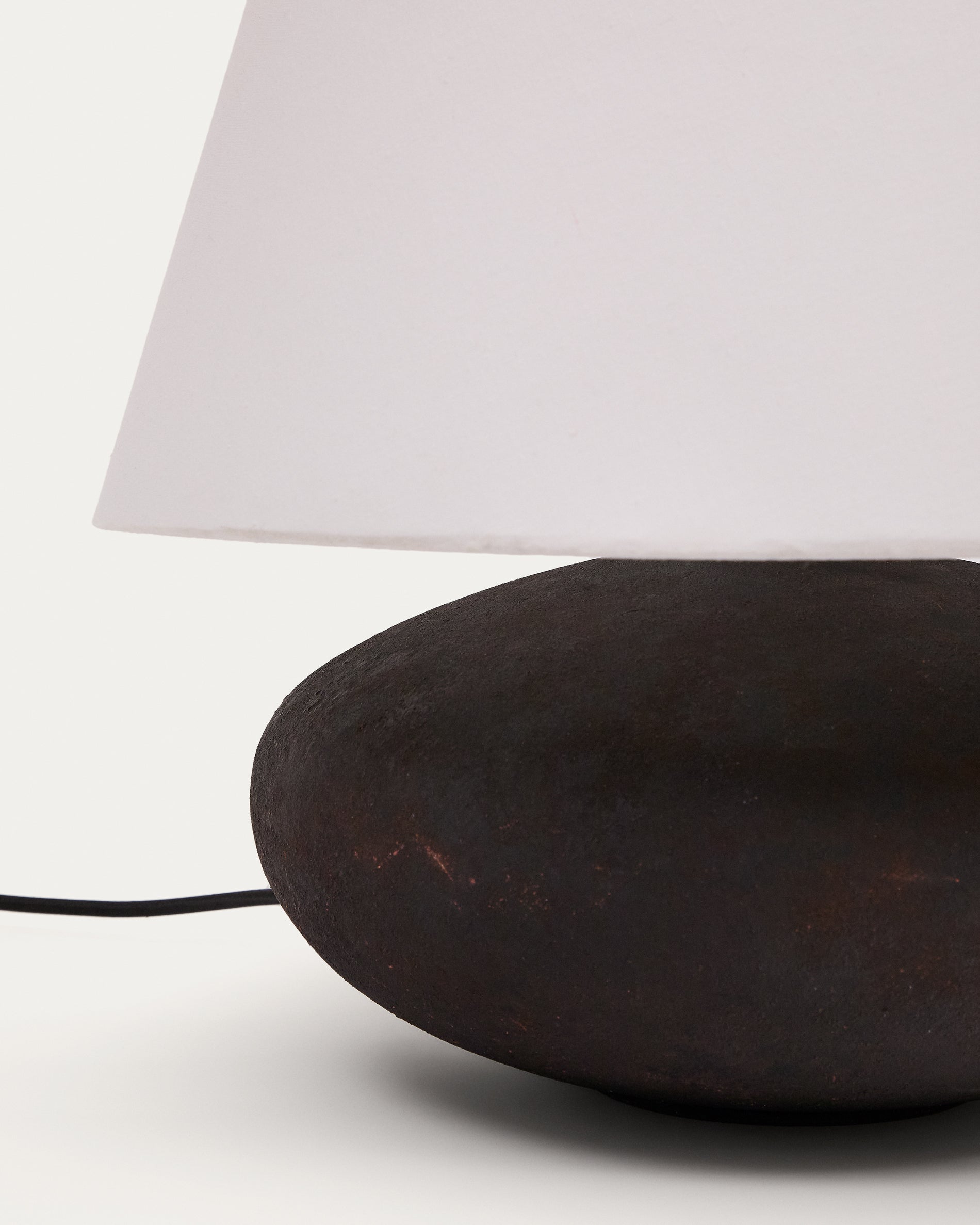 Nessi metal table lamp in a black terracotta effect finish - Detail