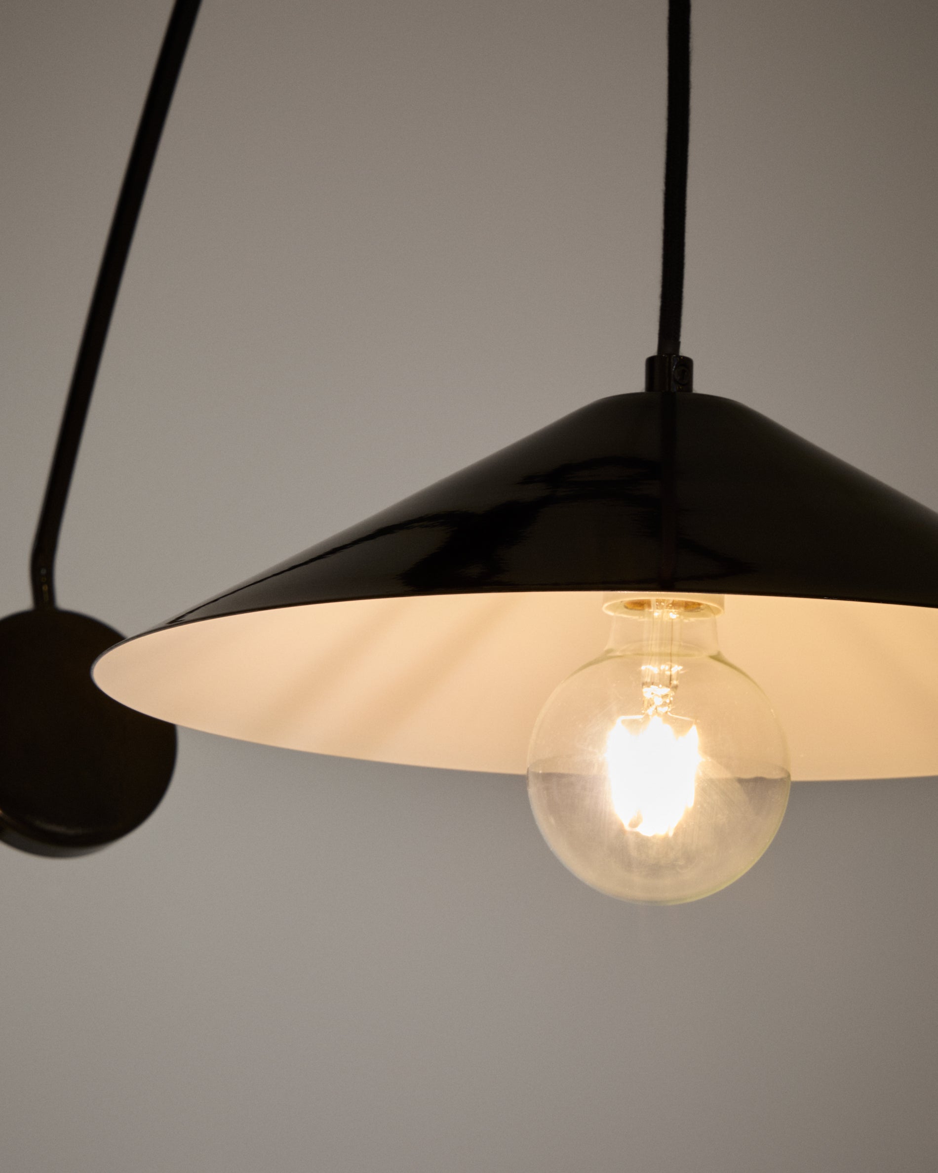 Kally wall lamp in a black painted finish - Detail