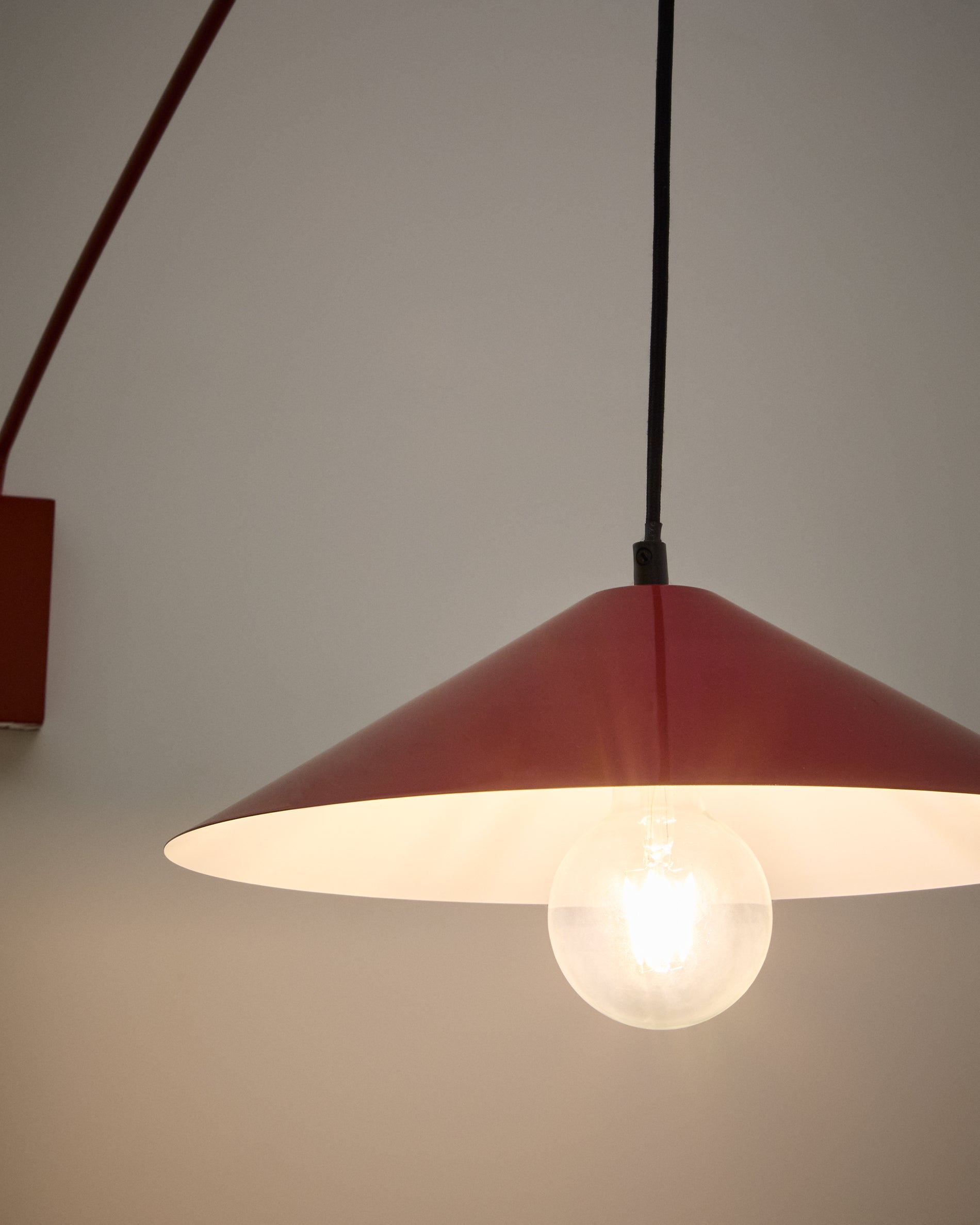 Kally wall lamp in a red painted finish - Detail
