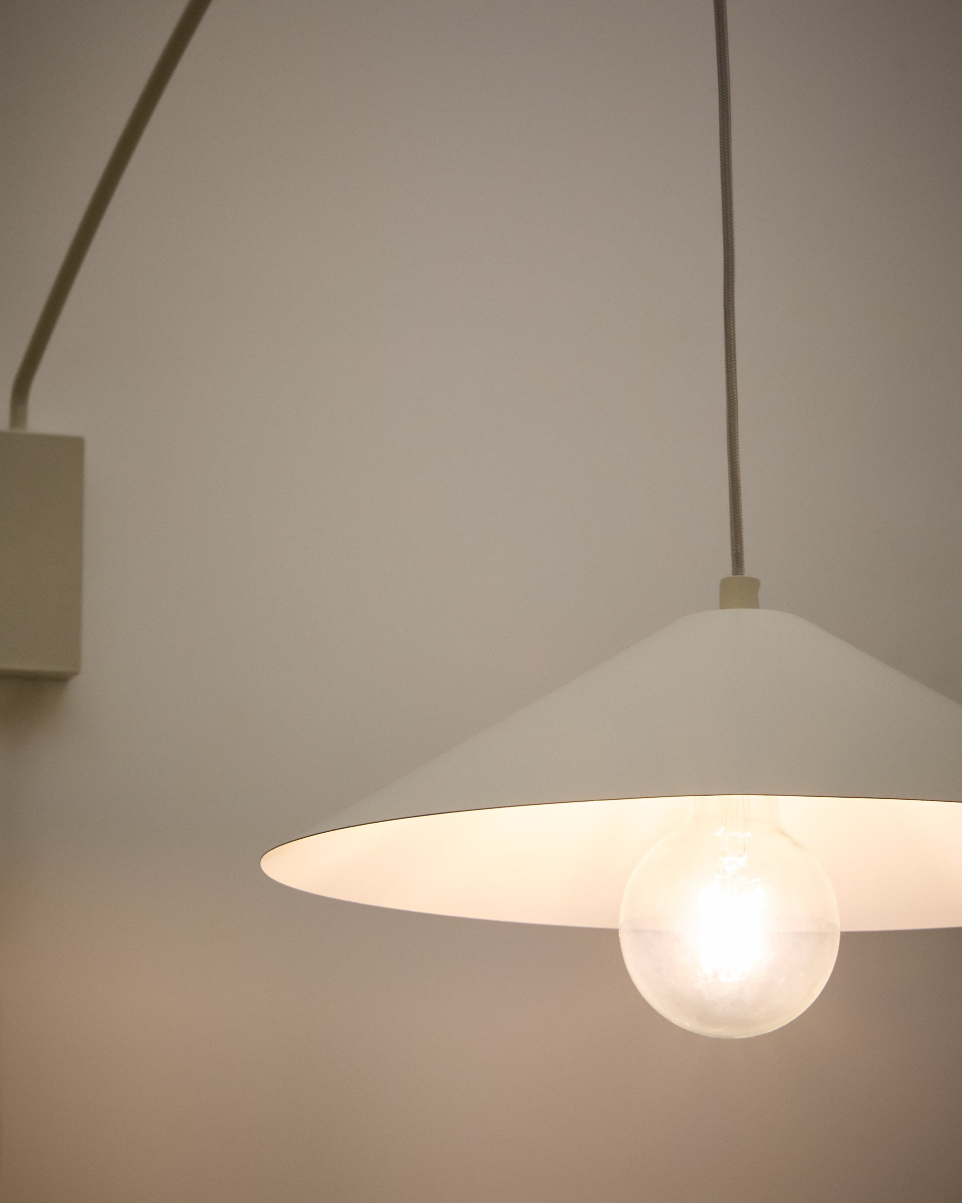 Kally wall lamp in a beige painted finish - Detail