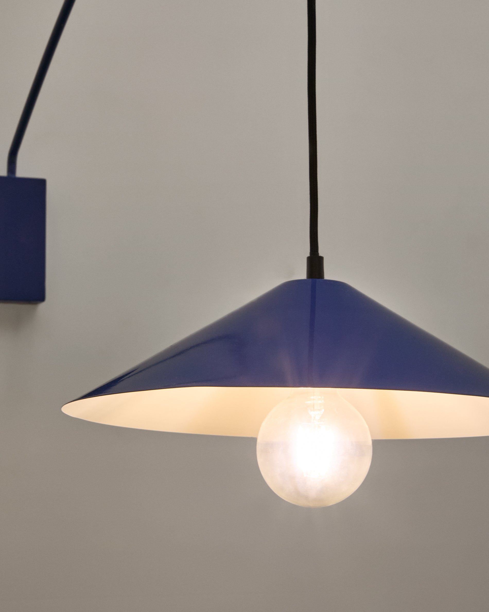 Kally wall lamp in a blue painted finish - Detail