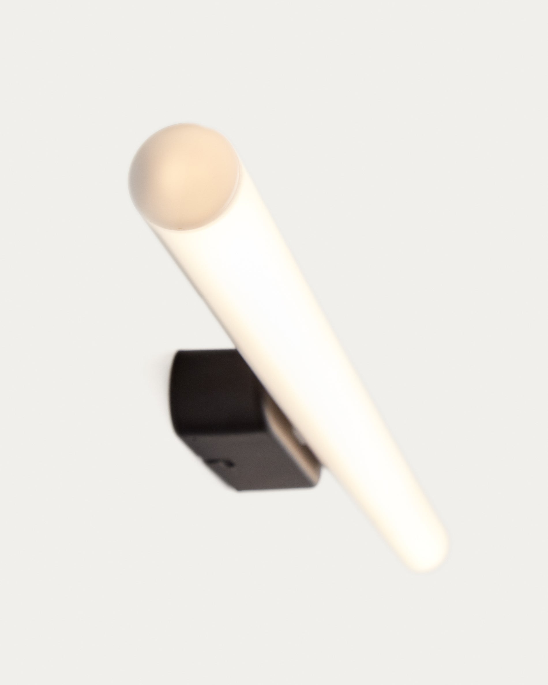 Valquiria metal wall sconce with black finish - Detail