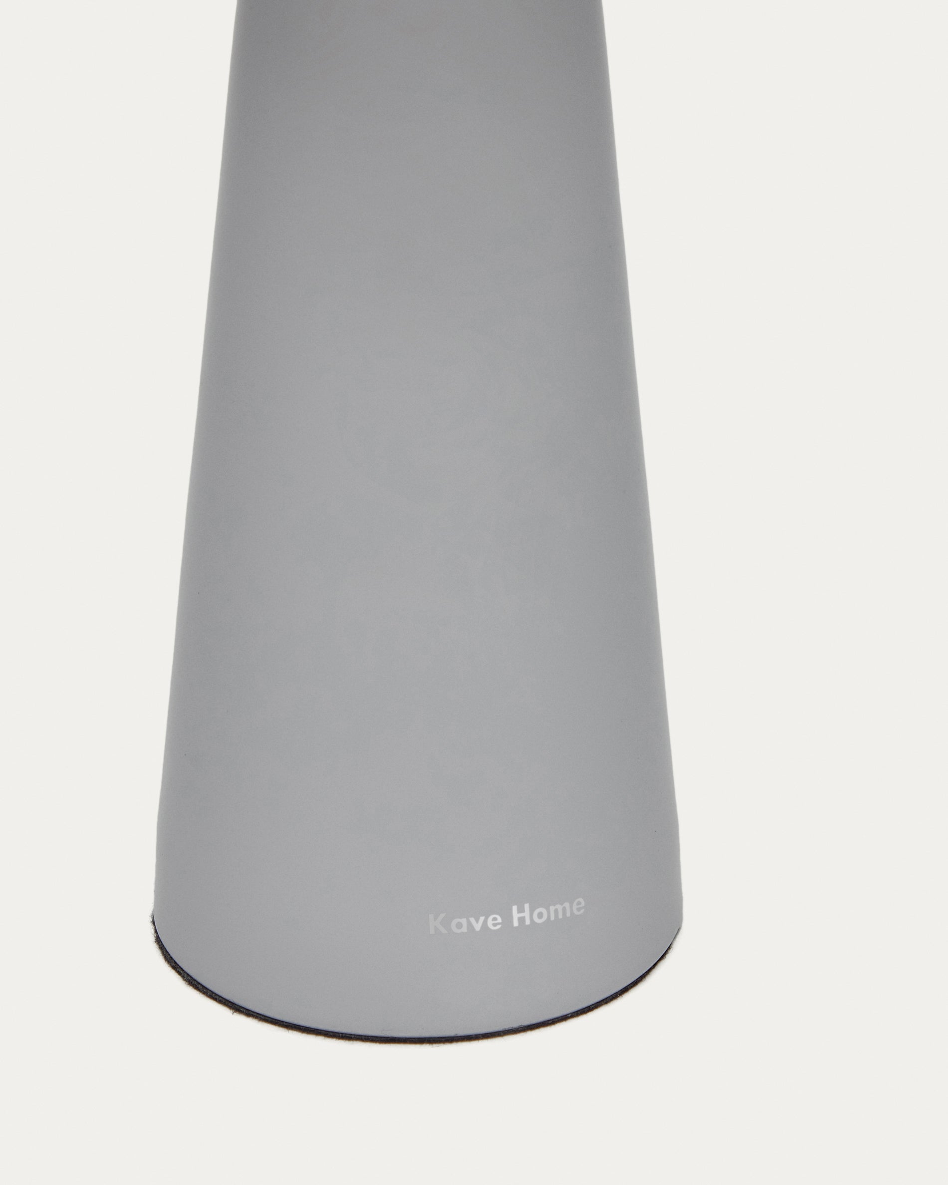 Arenys small outdoor metal table lamp in a grey painted finish - Detail