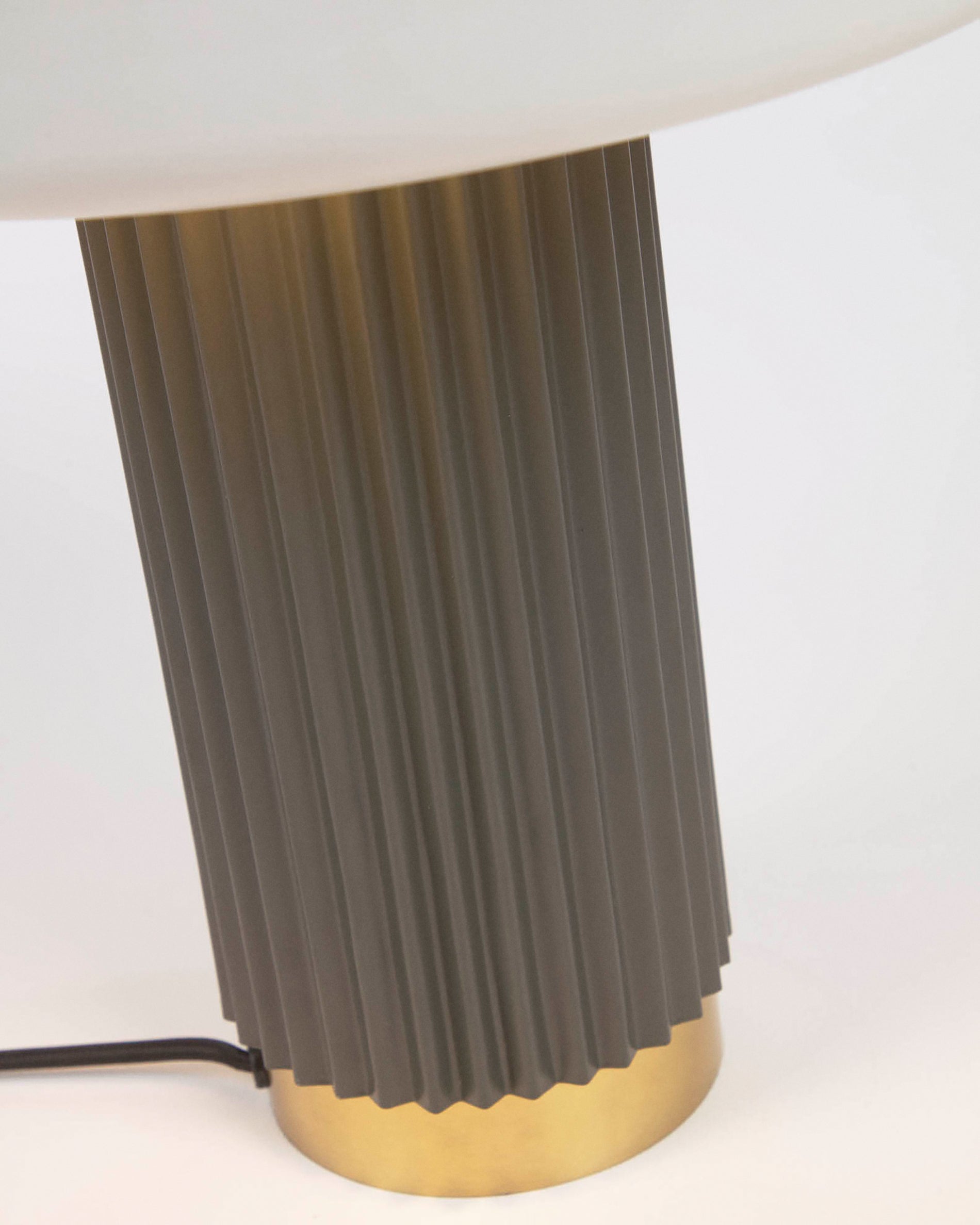 Serenella table lamp in metal with white and green painted finish - Detail