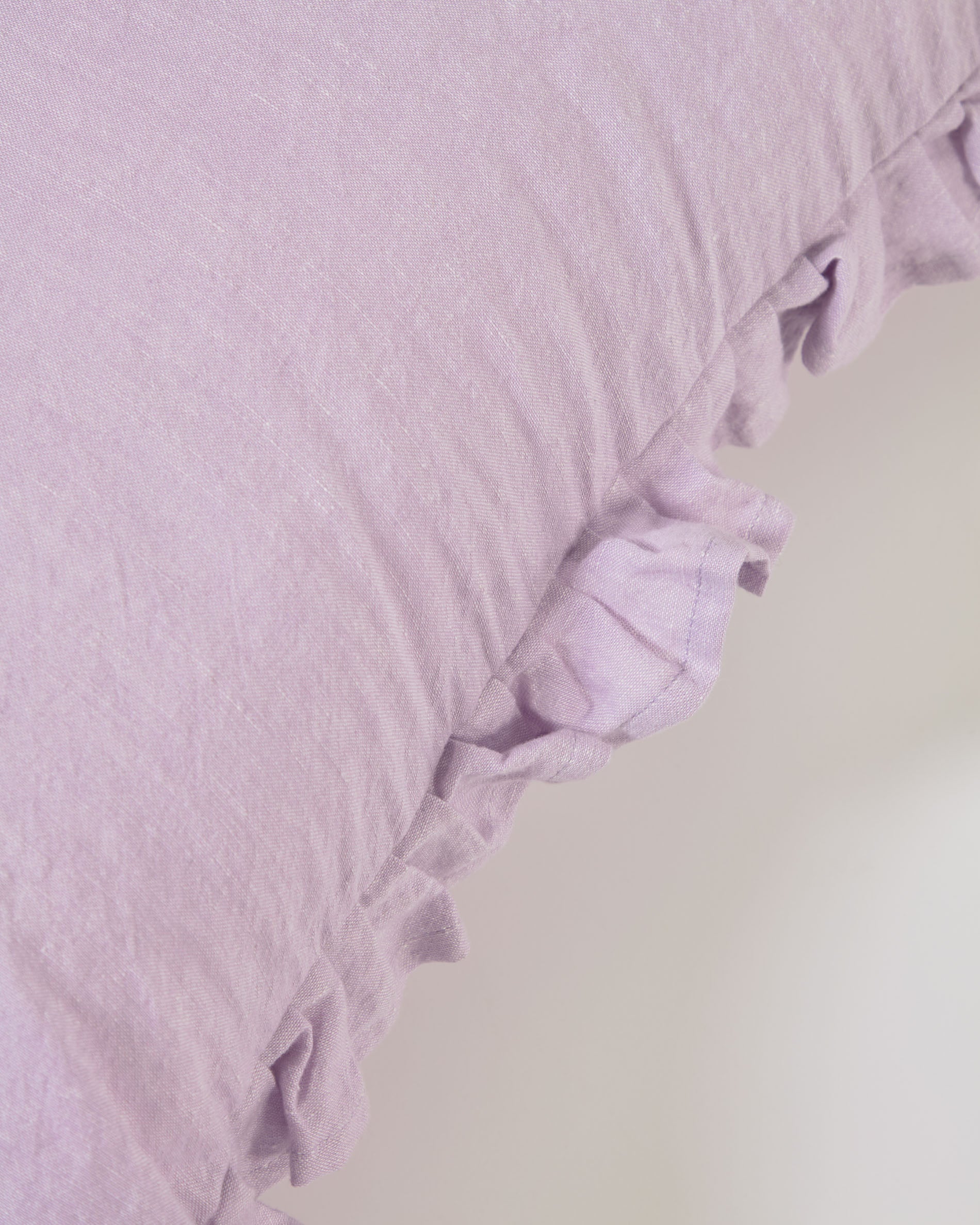 Nacha cotton and linen cushion cover in mauve, 45 x 45 cm - Detail