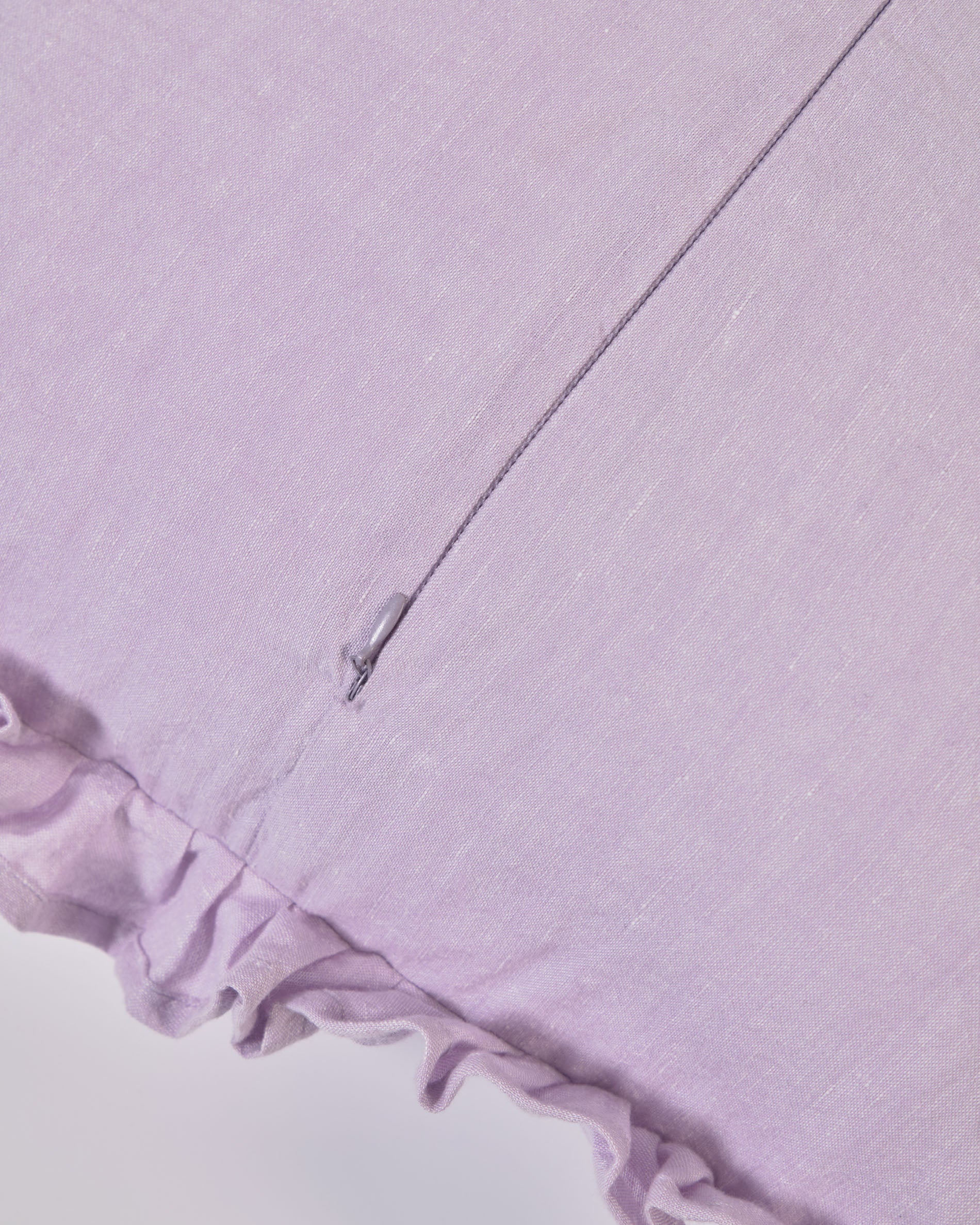 Nacha cotton and linen cushion cover in mauve, 45 x 45 cm - Detail