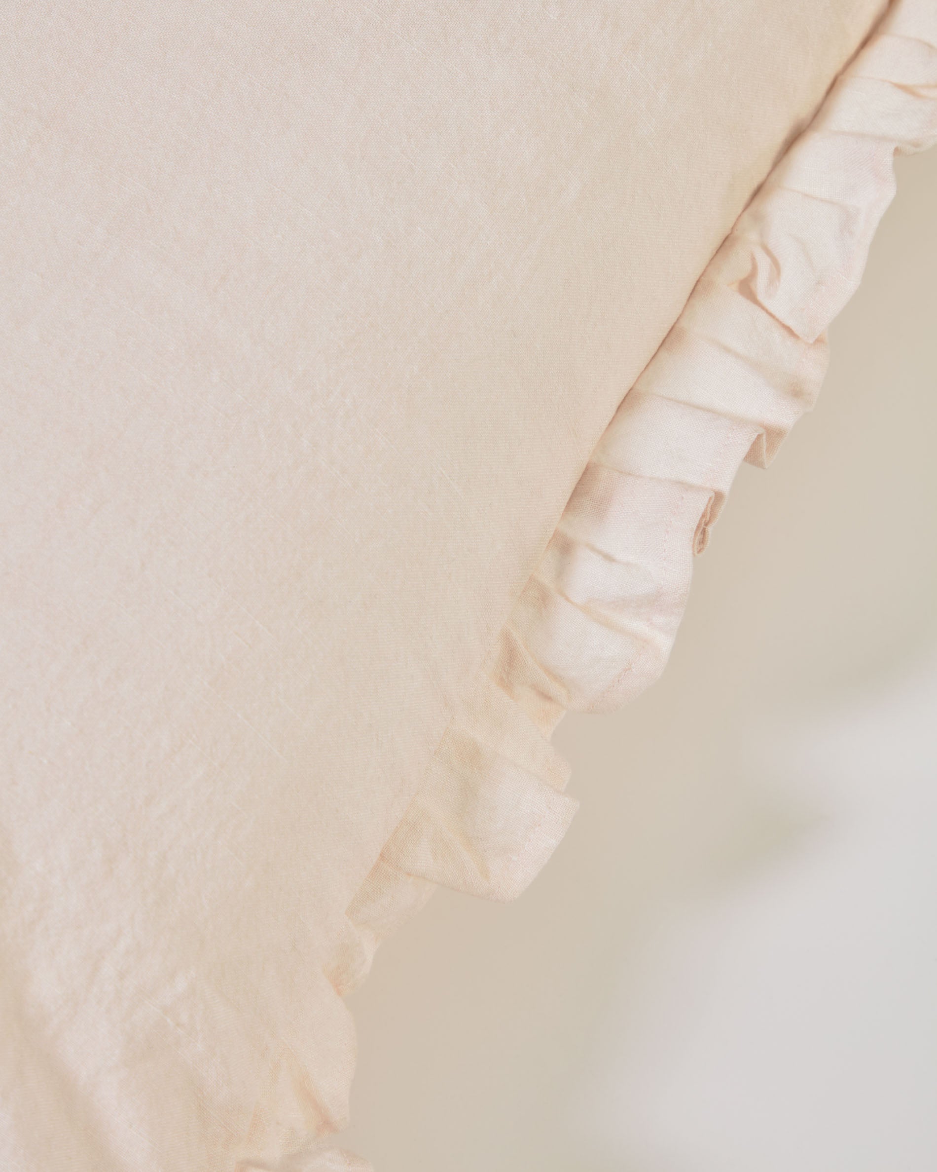 Nacha cotton and linen cushion cover in pink 45 x 45 cm - Detail