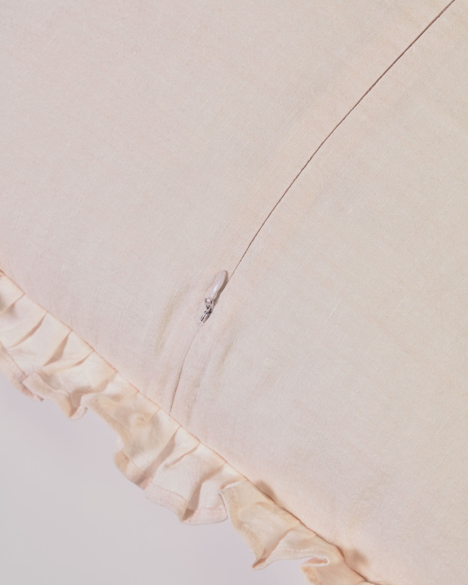 Nacha cotton and linen cushion cover in pink 45 x 45 cm - Detail
