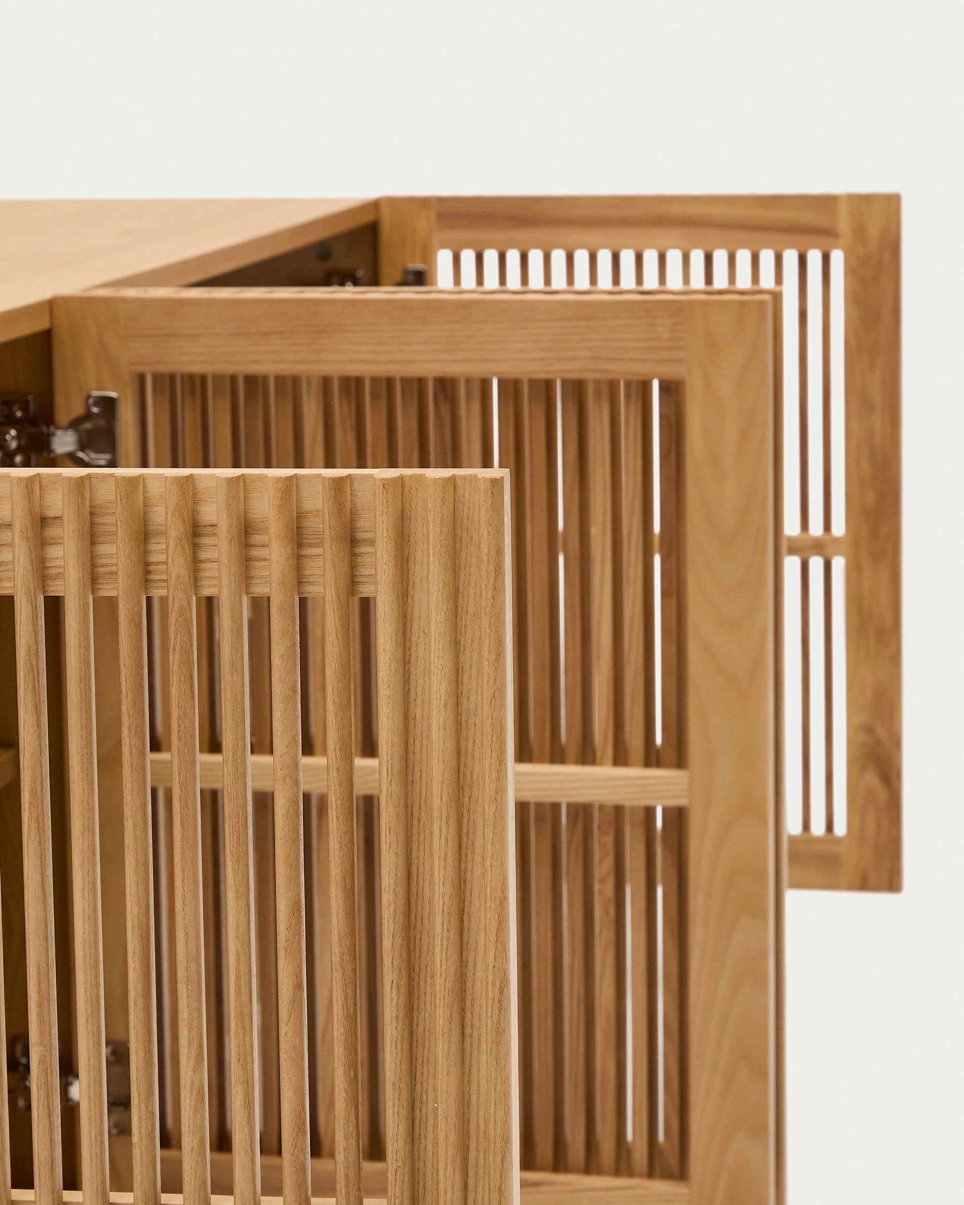 Beyla 4-door sideboard in solid oak wood and oak veneer 180 x 71.5cm FSC 100% - Detail