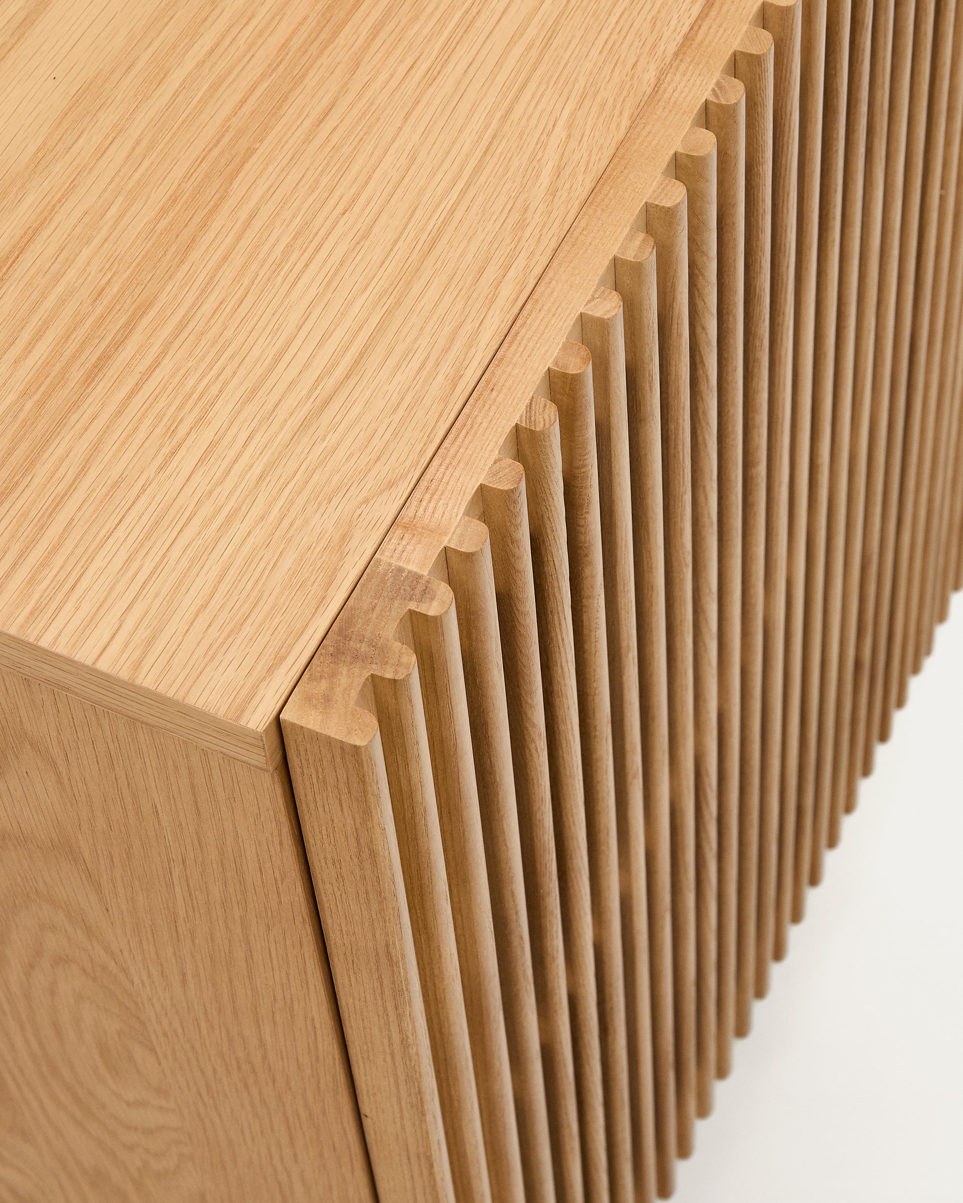 Beyla 4-door sideboard in solid oak wood and oak veneer 180 x 71.5cm FSC 100% - Detail
