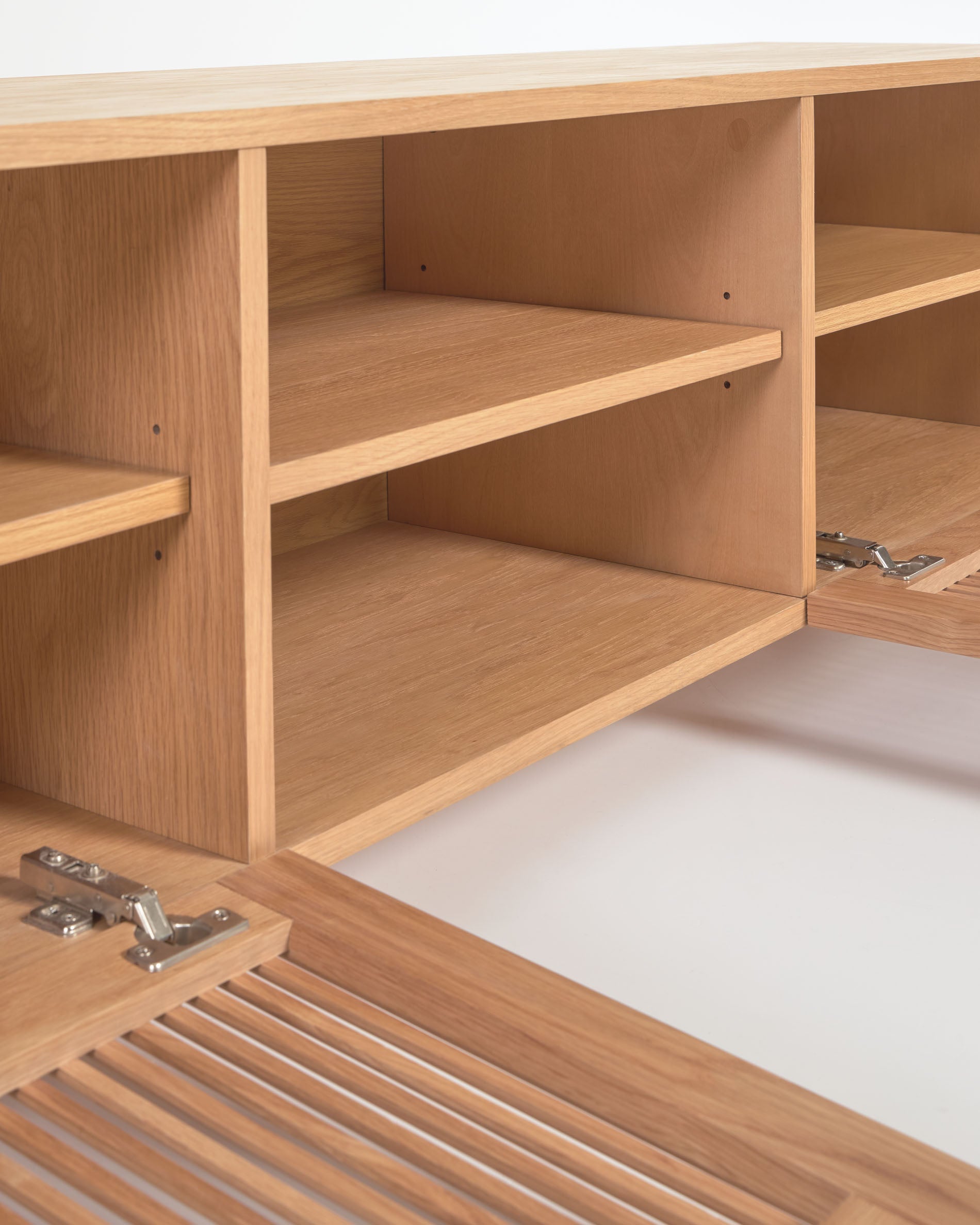 Beyla 2-door TV stand in solid oak wood and oak veneer 180 x 49.5cm FSC 100% - Detail
