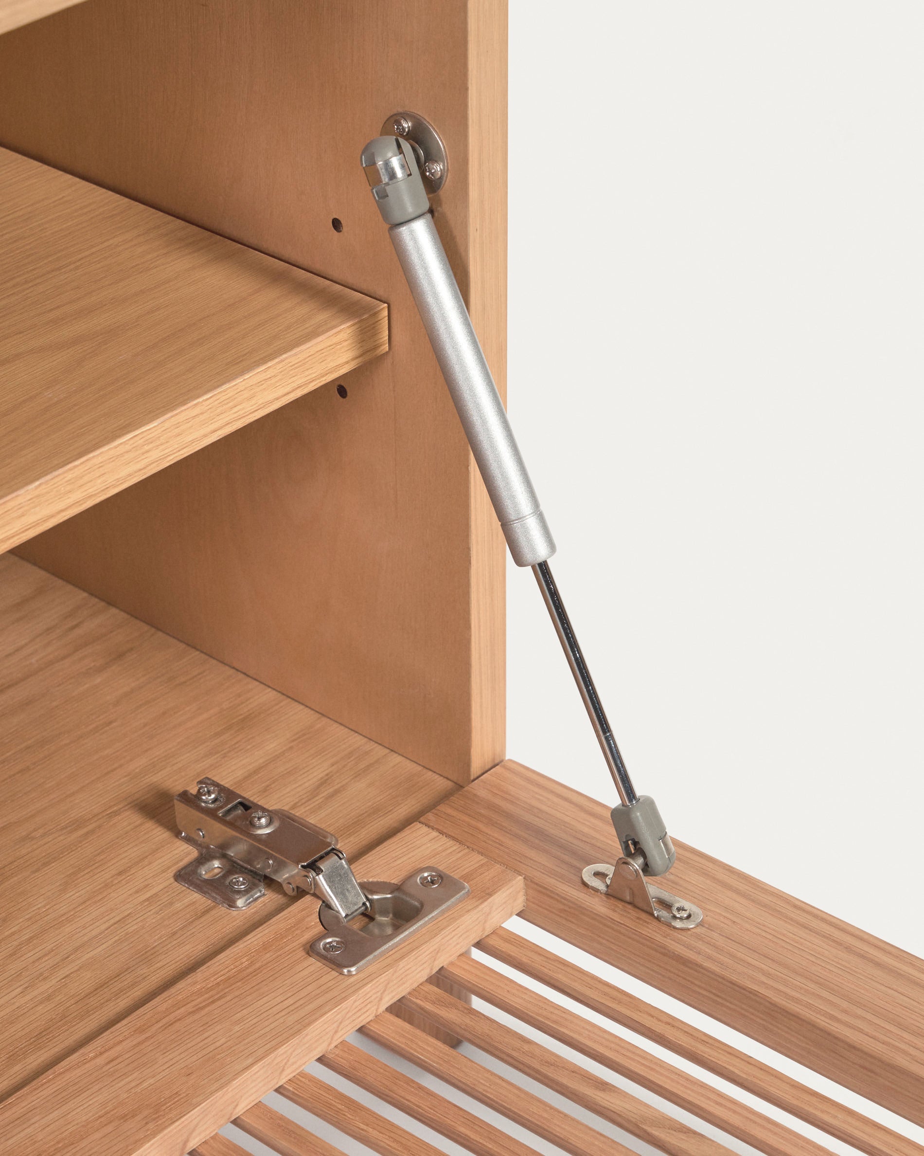 Beyla 2-door TV stand in solid oak wood and oak veneer 180 x 49.5cm FSC 100% - Detail