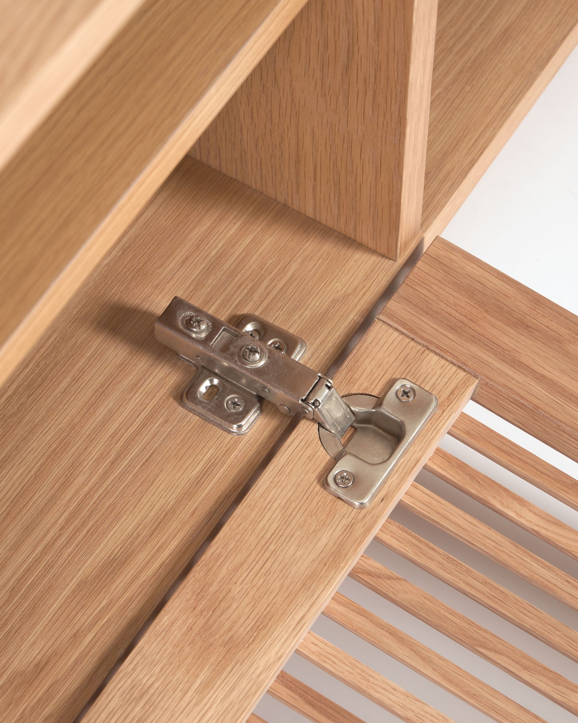 Beyla 2-door TV stand in solid oak wood and oak veneer 180 x 49.5cm FSC 100% - Detail