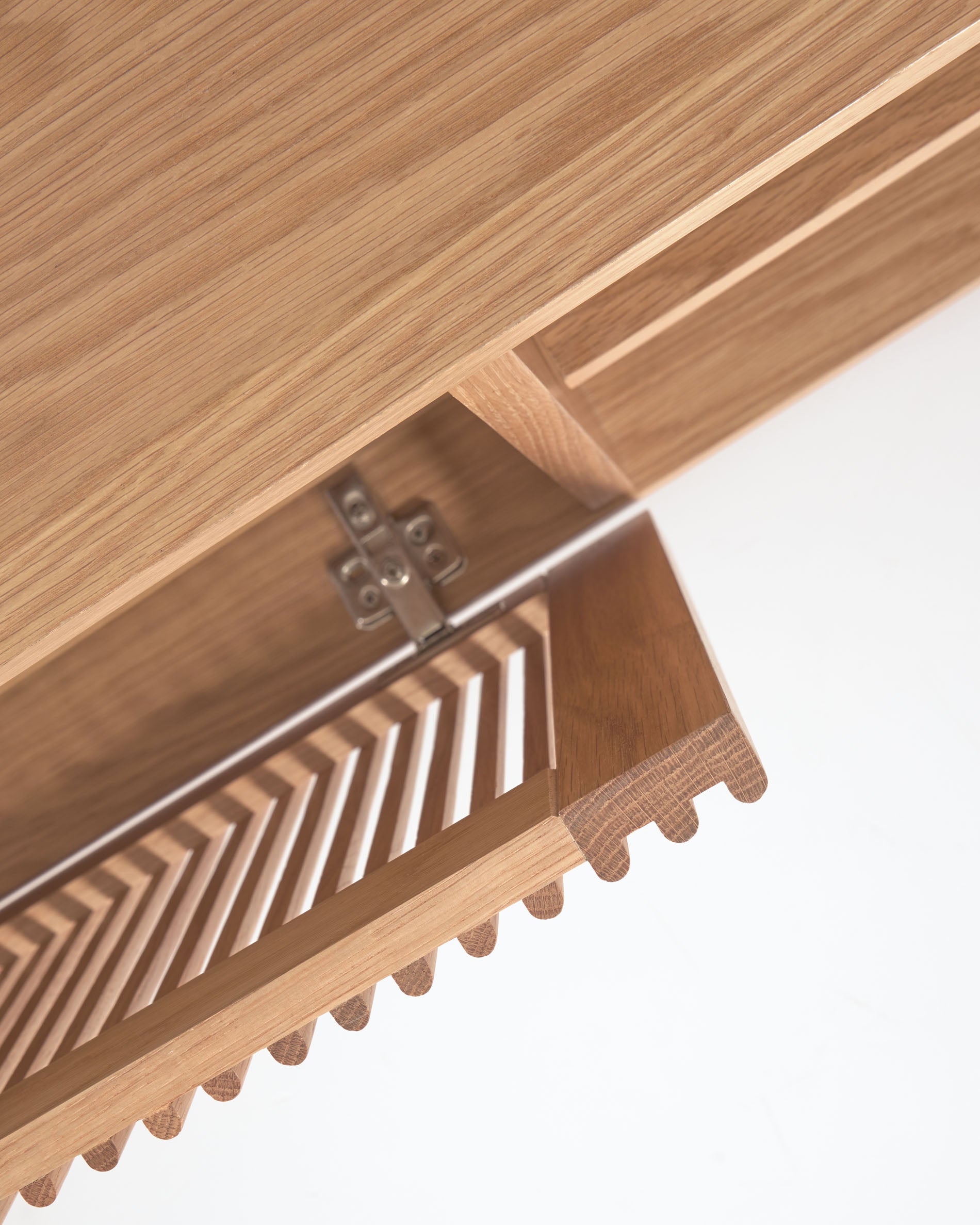 Beyla 2-door TV stand in solid oak wood and oak veneer 180 x 49.5cm FSC 100% - Detail