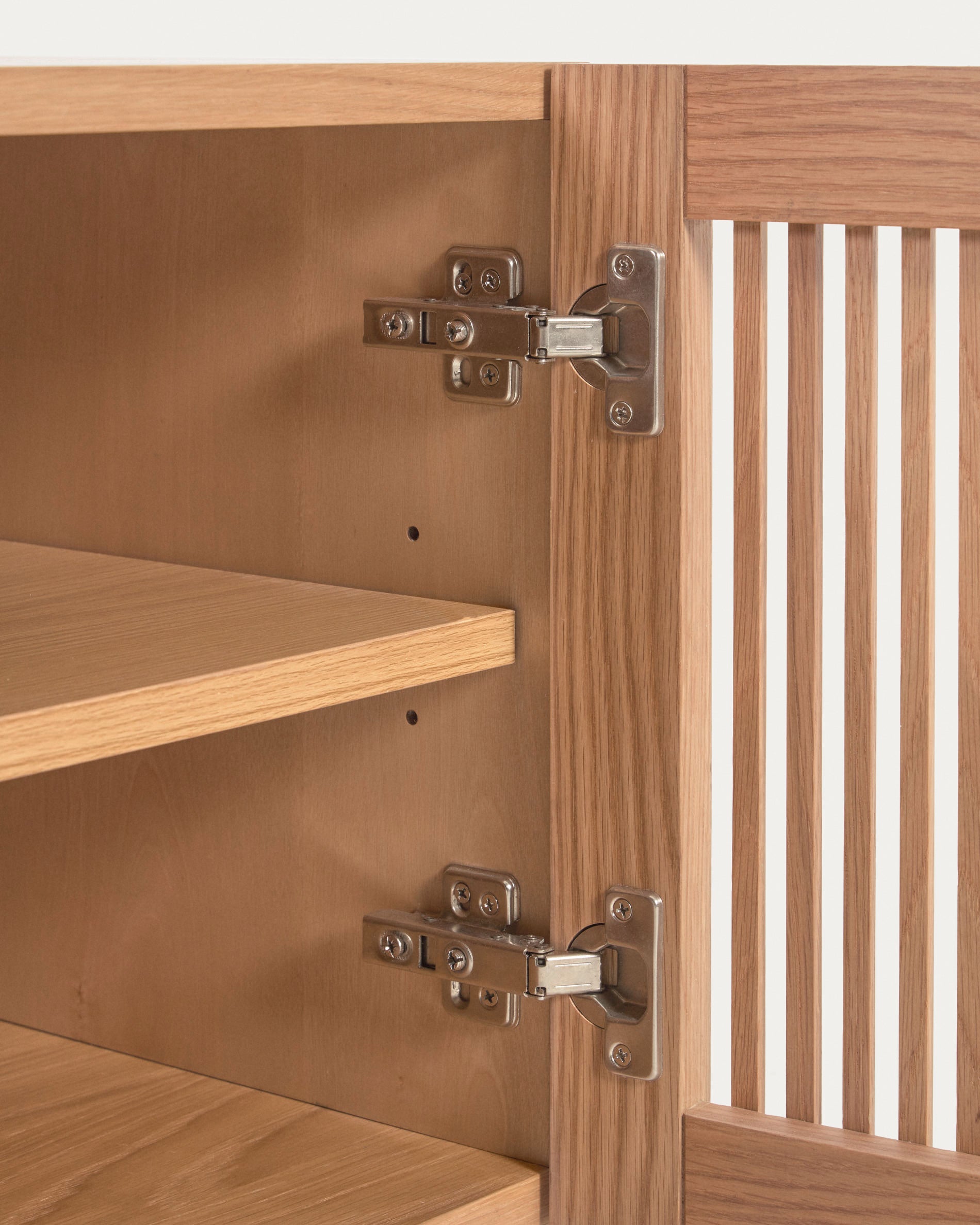 Beyla 2-door shoe rack in solid oak wood and oak veneer 98.5cm FSC 100% - Detail