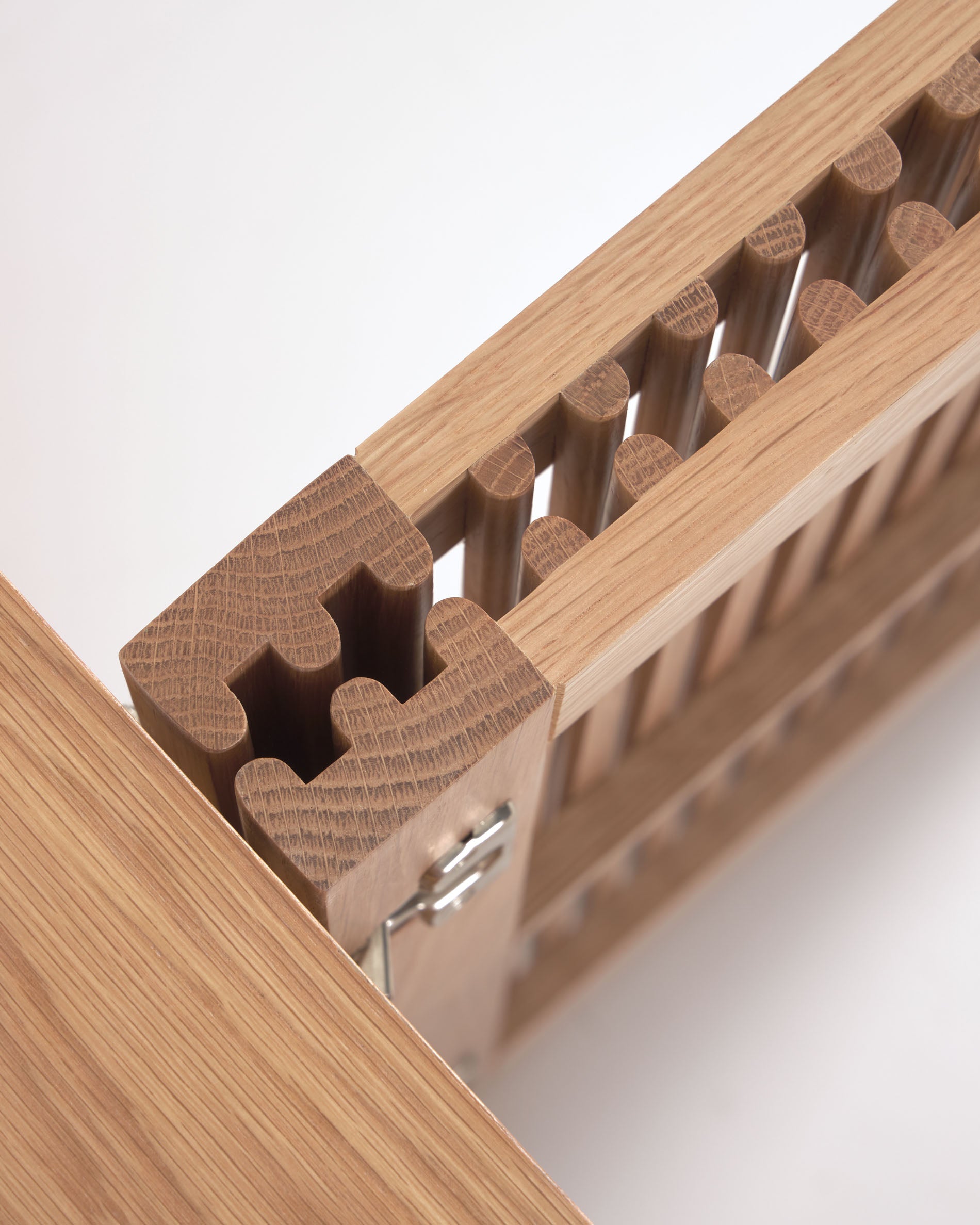Beyla 2-door shoe rack in solid oak wood and oak veneer 98.5cm FSC 100% - Detail