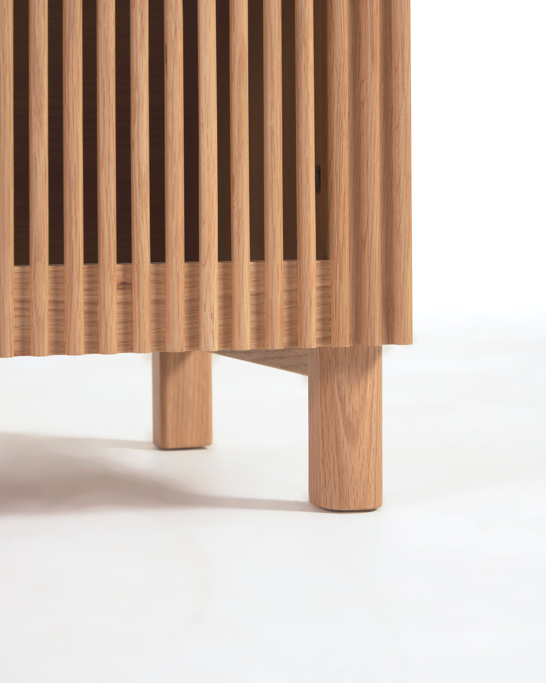 Beyla 2-door shoe rack in solid oak wood and oak veneer 98.5cm FSC 100% - Detail
