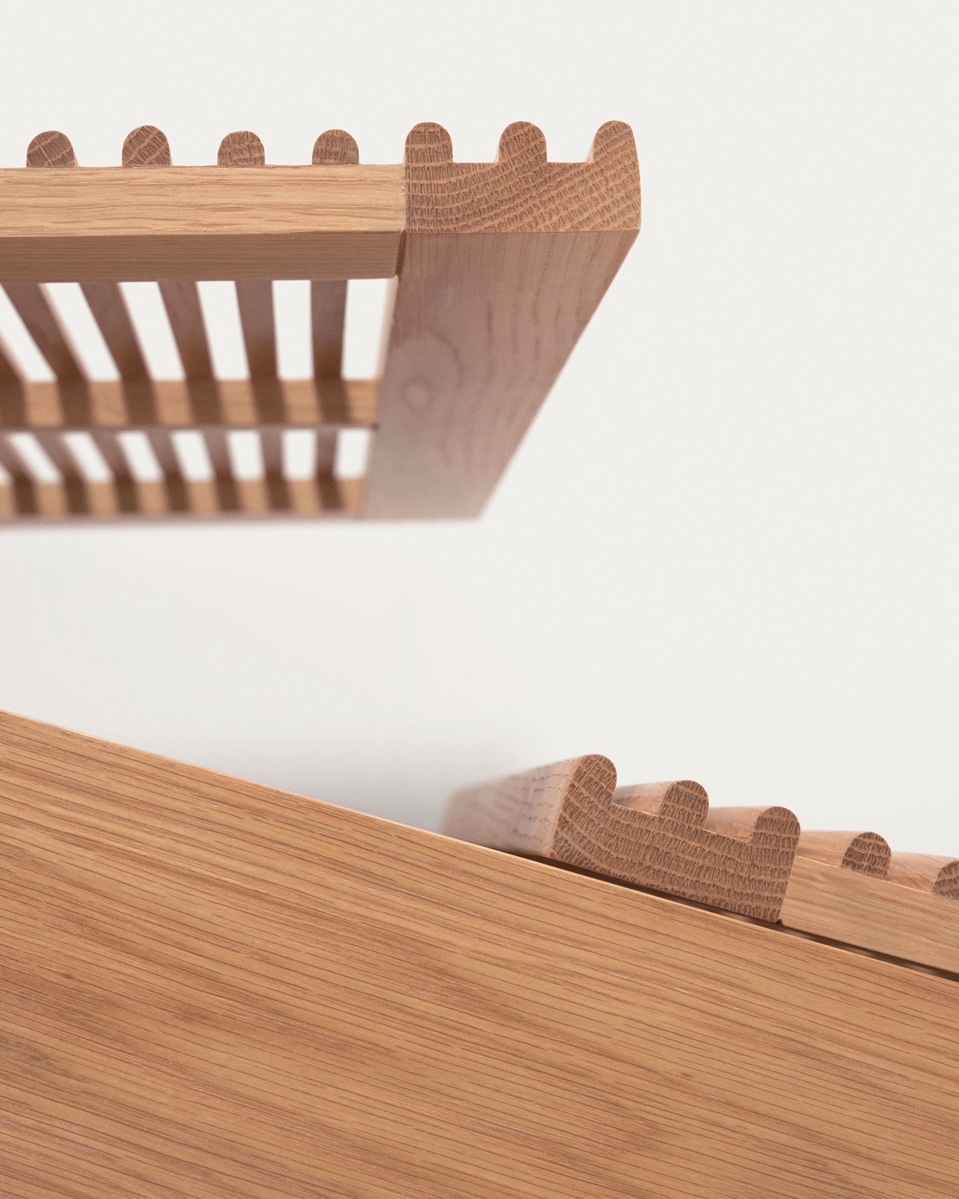 Beyla 2-door shoe rack in solid oak wood and oak veneer 98.5cm FSC 100% - Detail