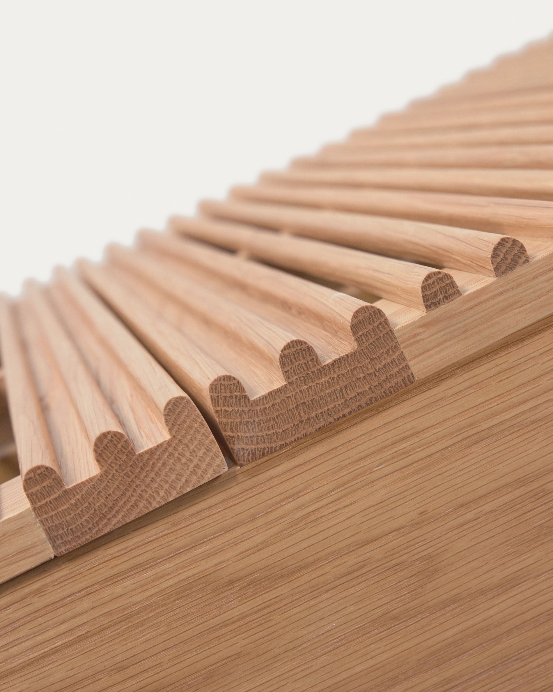 Beyla 2-door shoe rack in solid oak wood and oak veneer 98.5cm FSC 100% - Detail