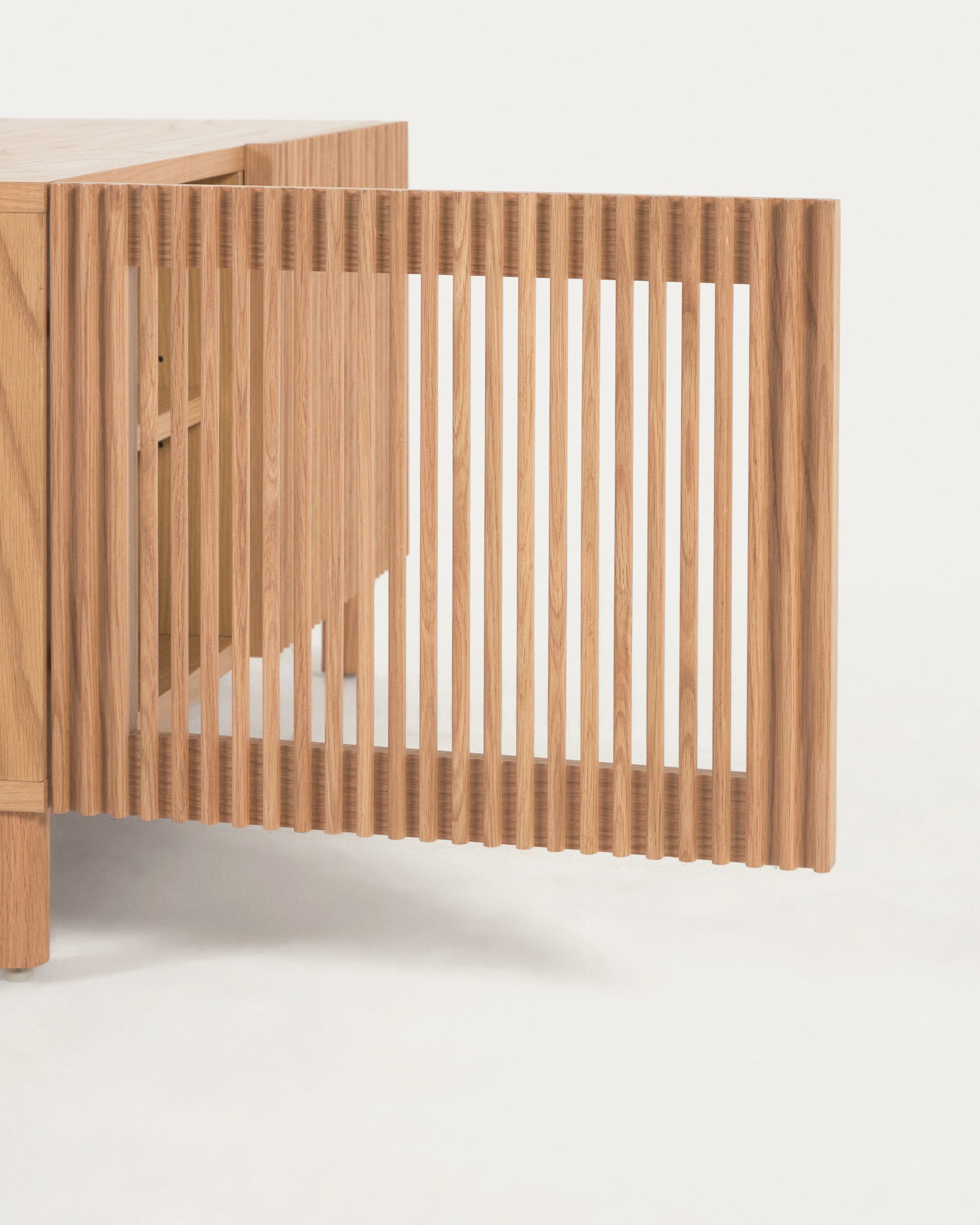 Beyla 2-door shoe rack in solid oak wood and oak veneer 98.5cm FSC 100% - Detail