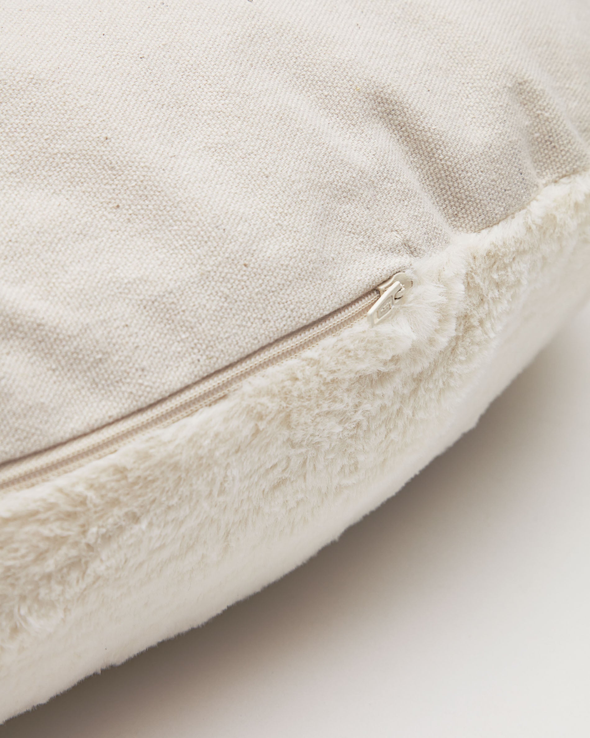 Codie portable pet cushion in white fur, Ø 60 x 10 cm - Detail