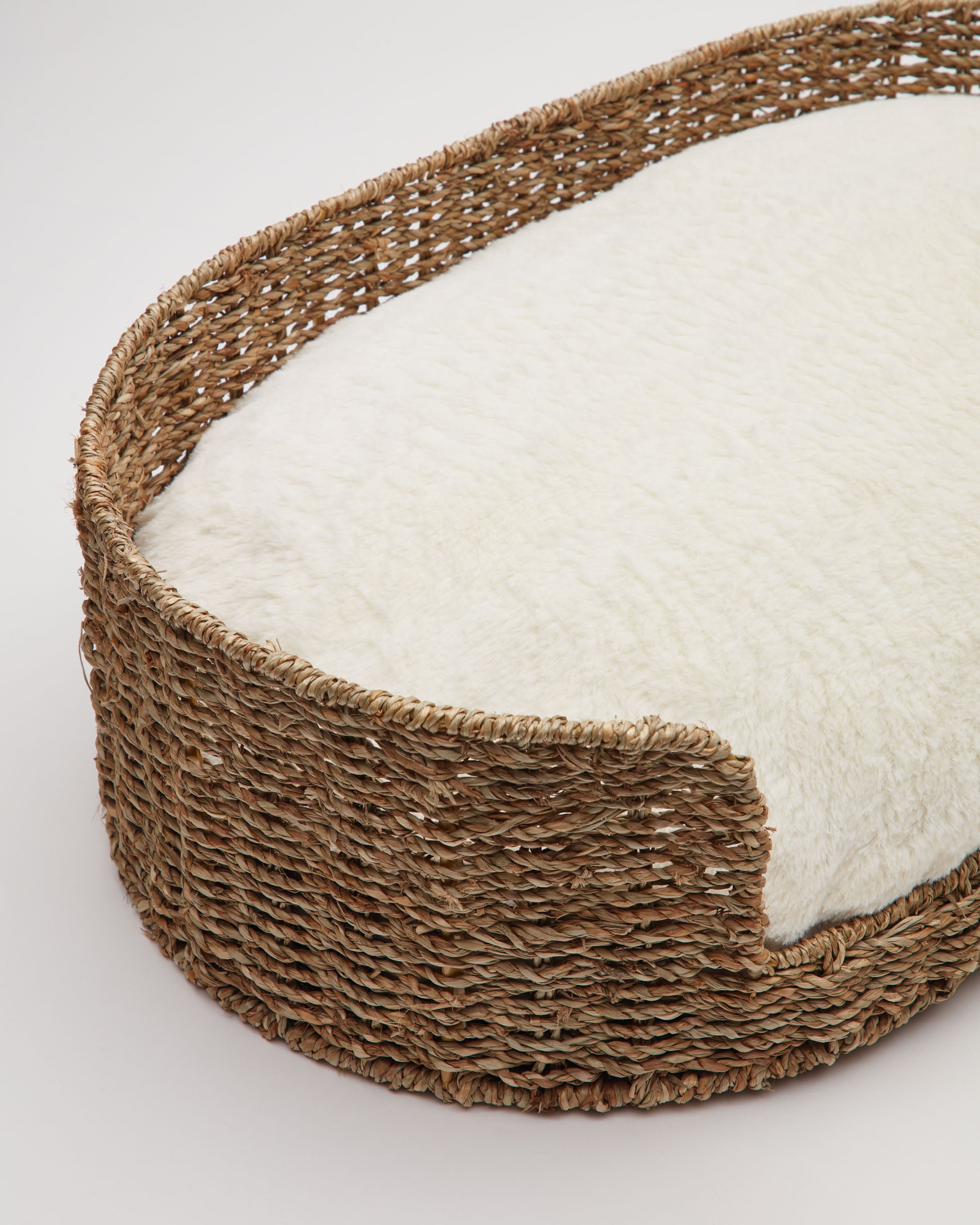 Codie portable pet cushion in white fur, Ø 60 x 10 cm - Detail