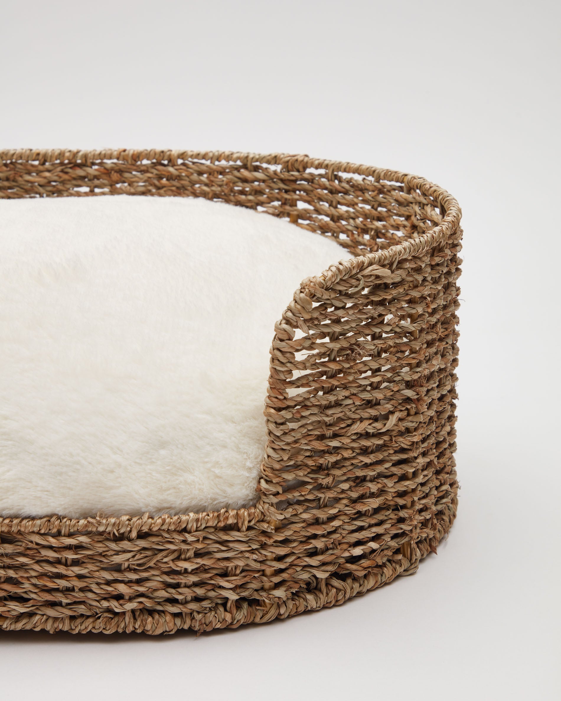 Codie portable pet cushion in white fur, Ø 60 x 10 cm - Detail