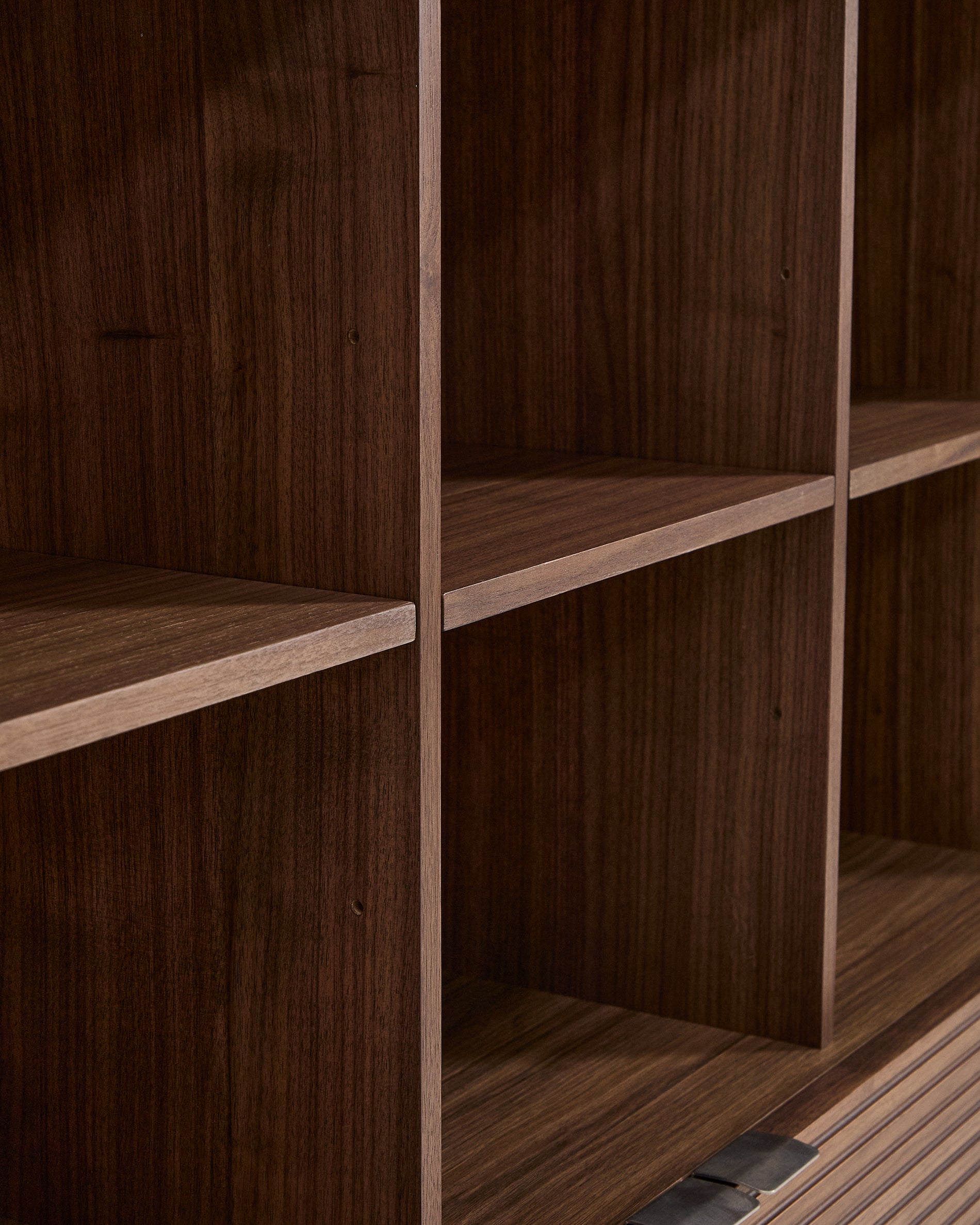 Norlen 4-door tall sideboard in walnut veneer FSC Mix Credit 100 x 163cm - Detail