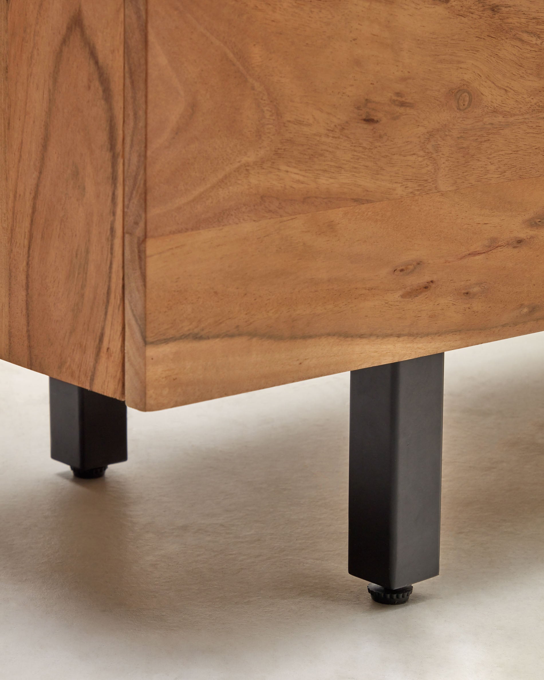 Uxue 3-door sideboard in solid acacia wood with bleached finish 150 x 88cm - Detail