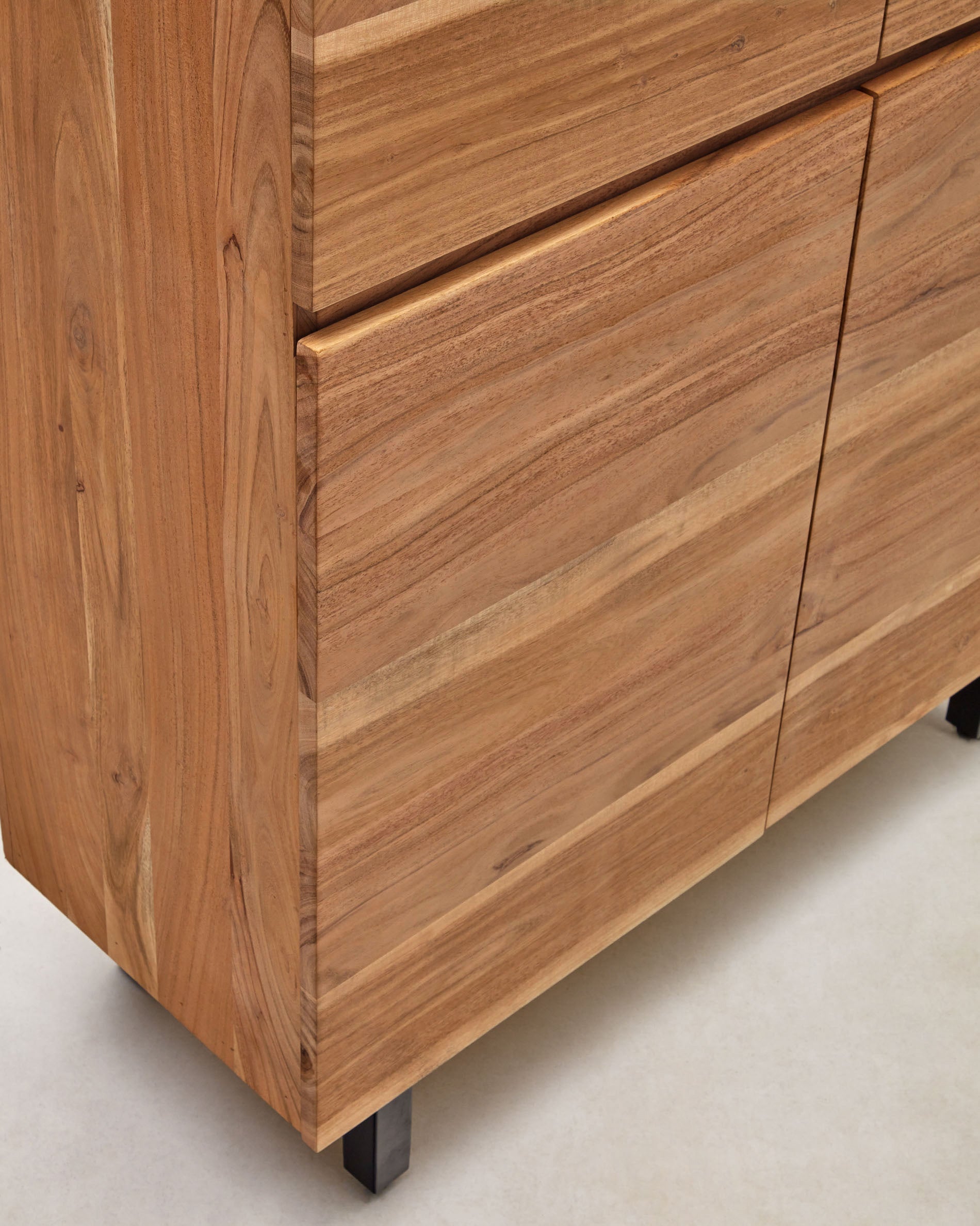 Uxue 4-door tall sideboard in solid acacia wood with bleached finish and black steel 100 x 155cm - Detail