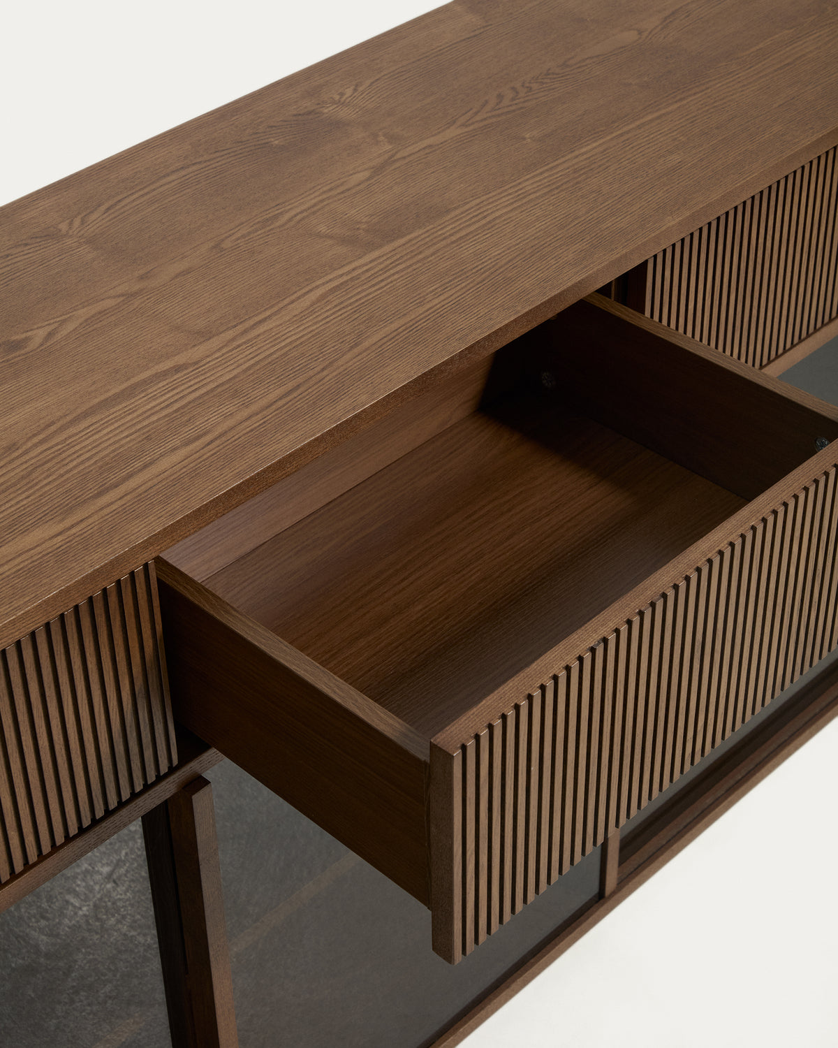 Helvine 5-door, 5-drawer sideboard in ash veneer with walnut finish and tempered glass 242 x 80cm FSC 100% - Detail