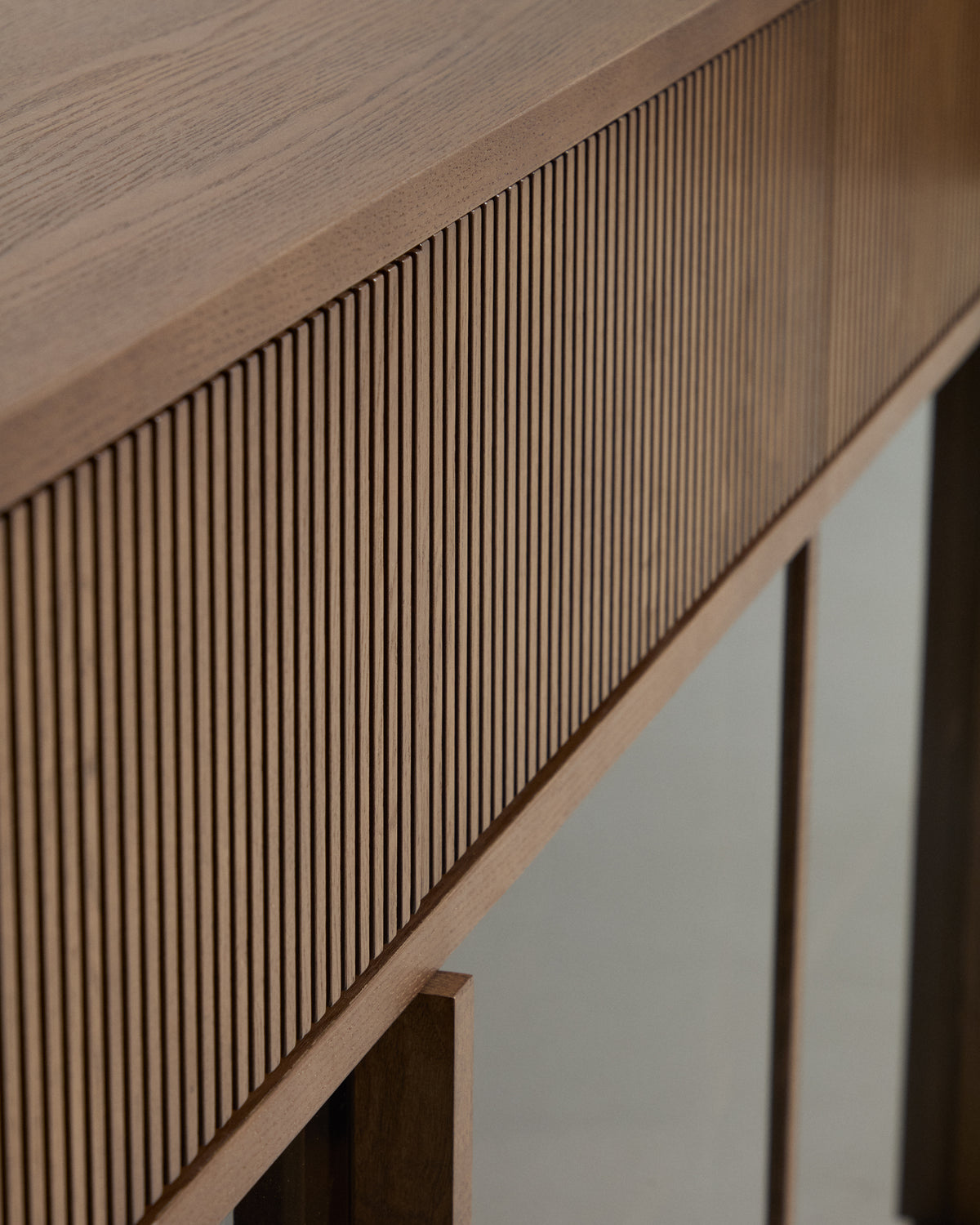 Helvine 5-door, 5-drawer sideboard in ash veneer with walnut finish and tempered glass 242 x 80cm FSC 100% - Detail